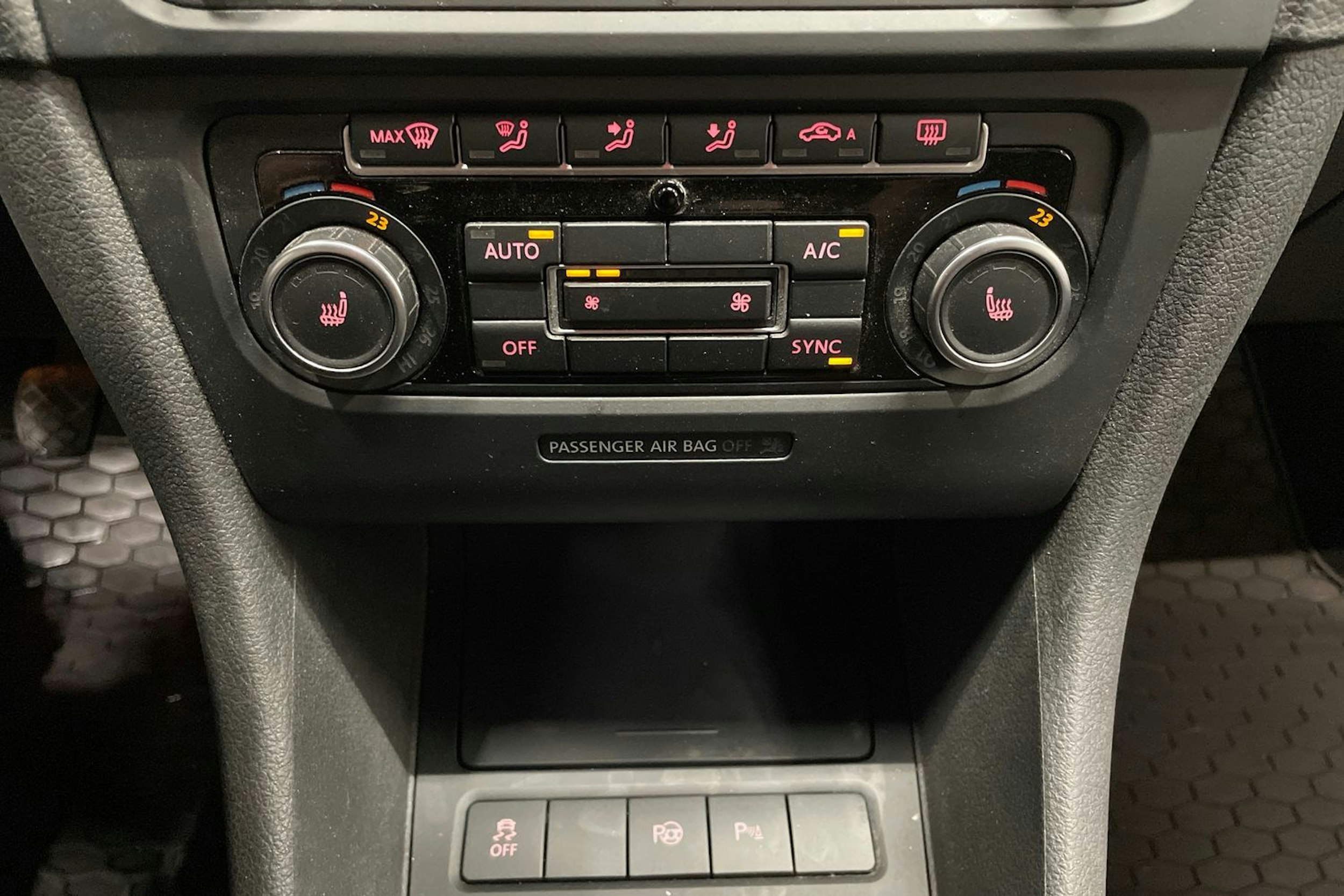 ruskea (beige) Volkswagen Golf 2012 kuva 18.