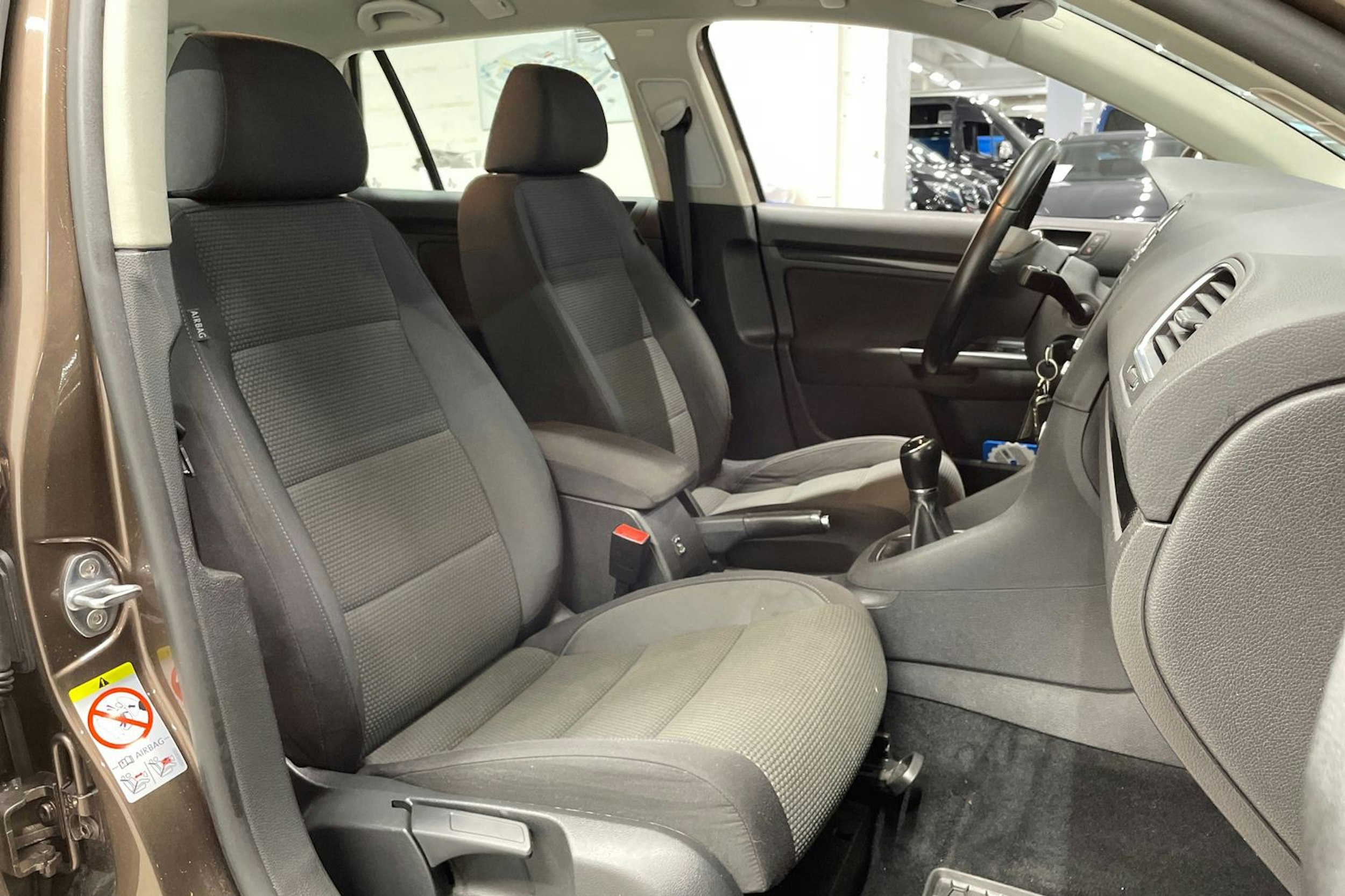 ruskea (beige) Volkswagen Golf 2012 kuva 25.