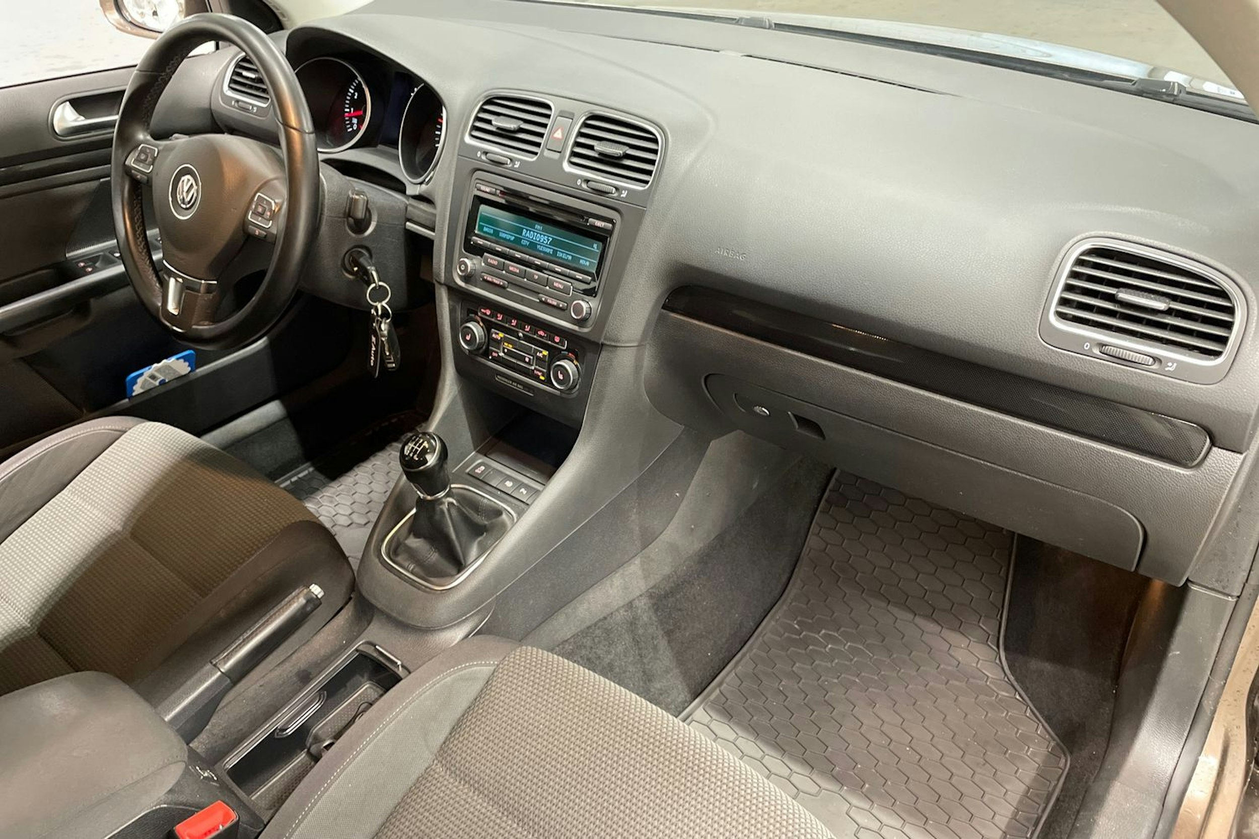 ruskea (beige) Volkswagen Golf 2012 kuva 26.