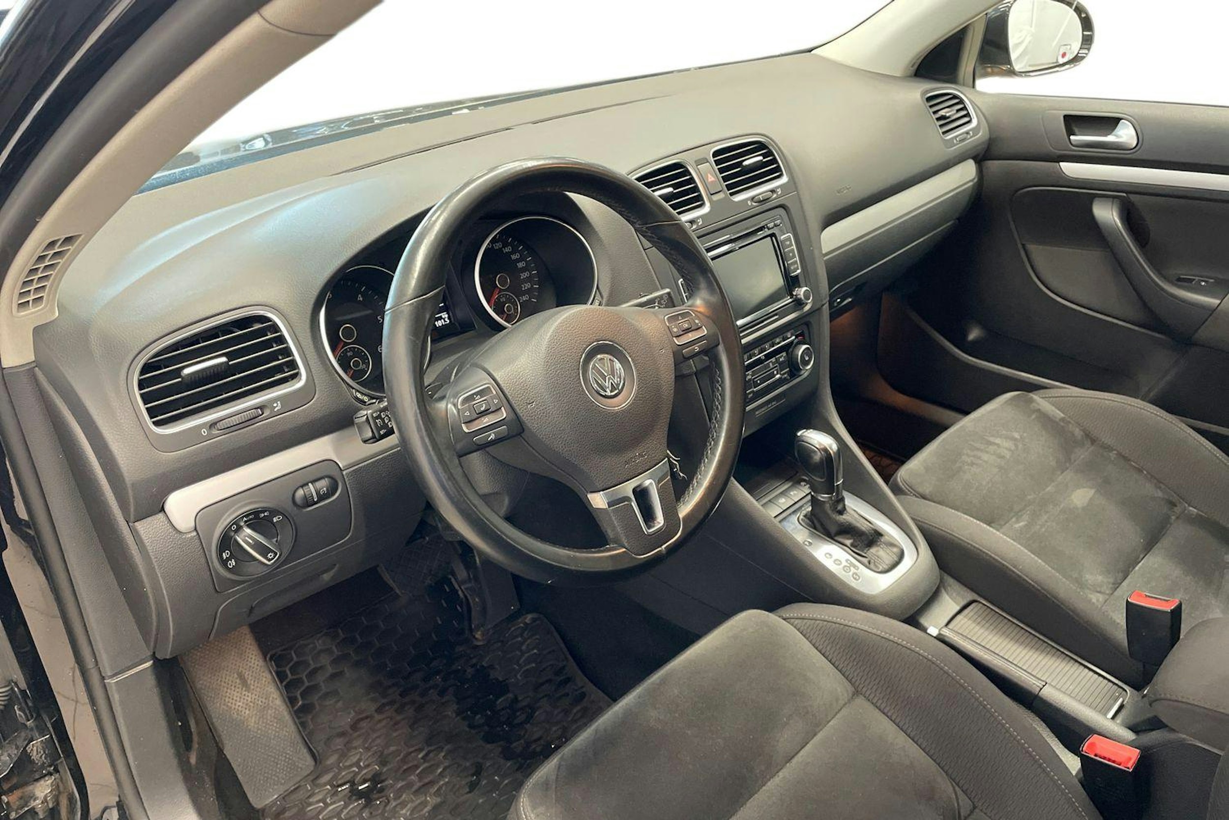 Musta Volkswagen Golf 2012 kuva 7.