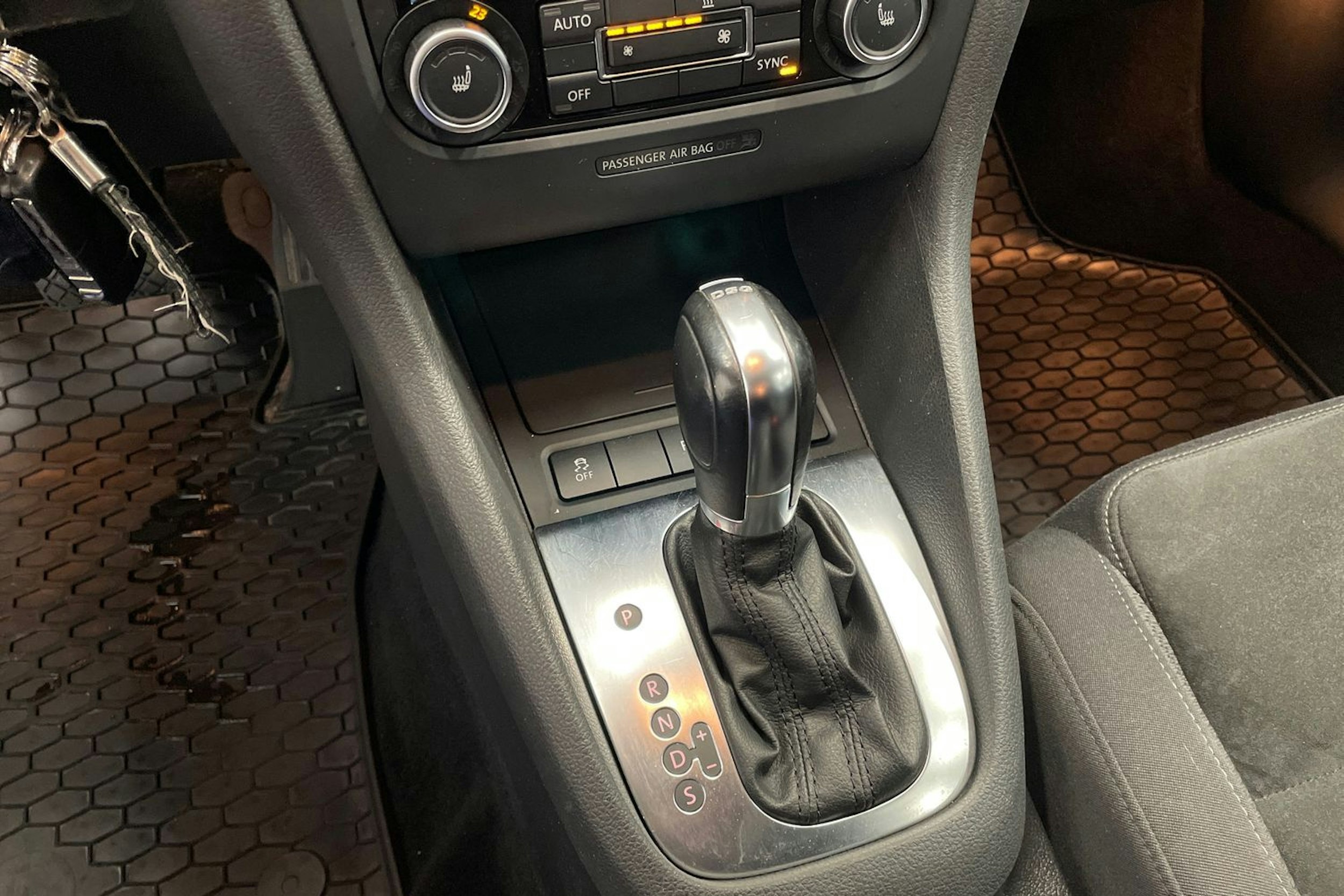 Musta Volkswagen Golf 2012 kuva 16.