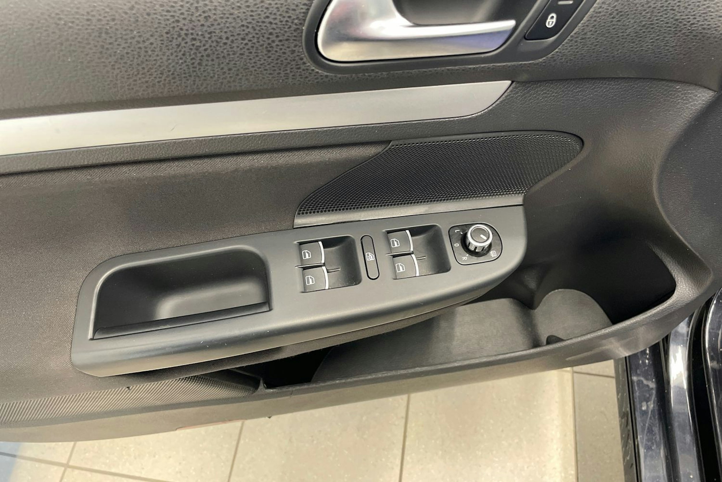 Musta Volkswagen Golf 2012 kuva 19.