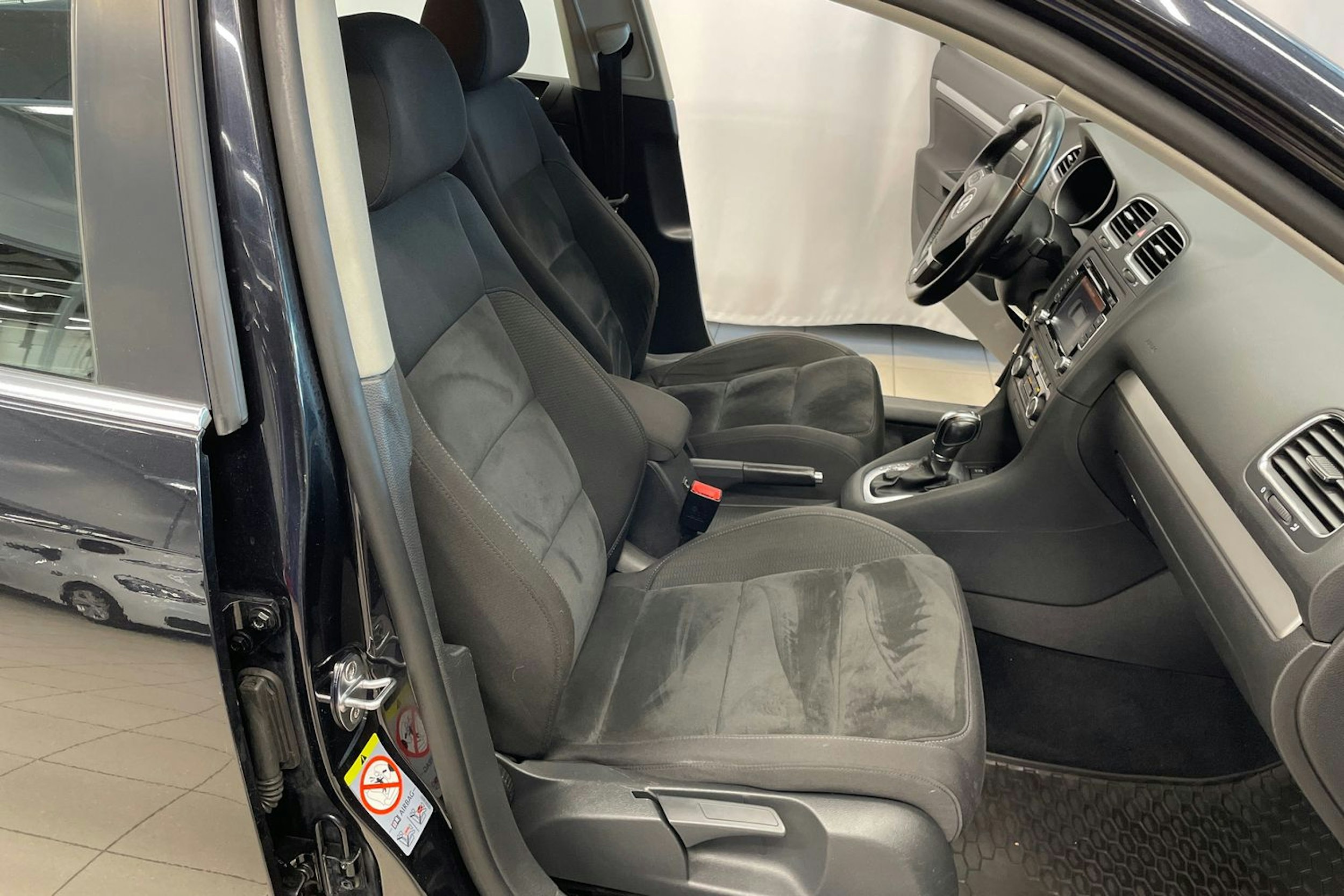 Musta Volkswagen Golf 2012 kuva 25.