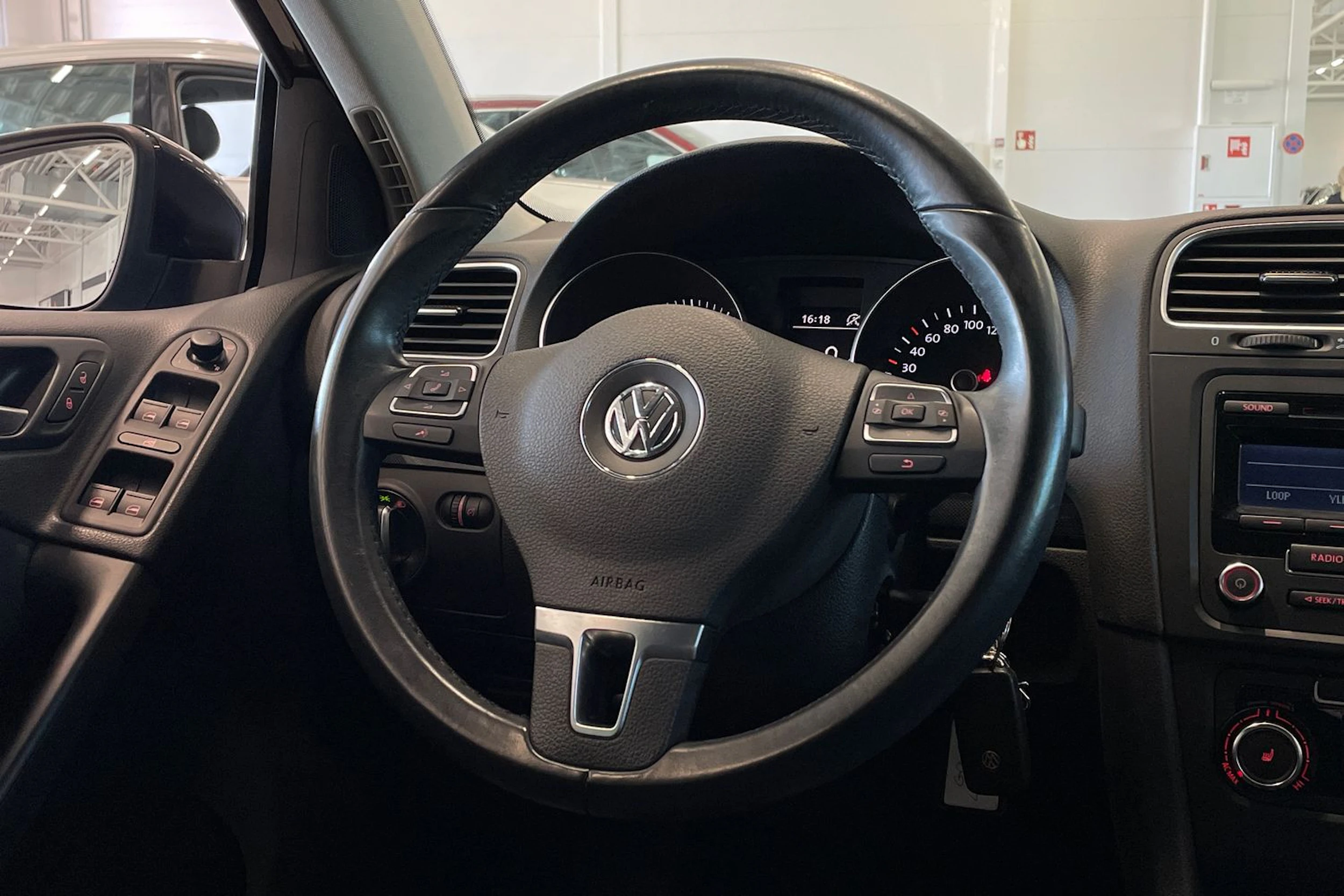 musta Volkswagen Golf 2012 kuva 12.