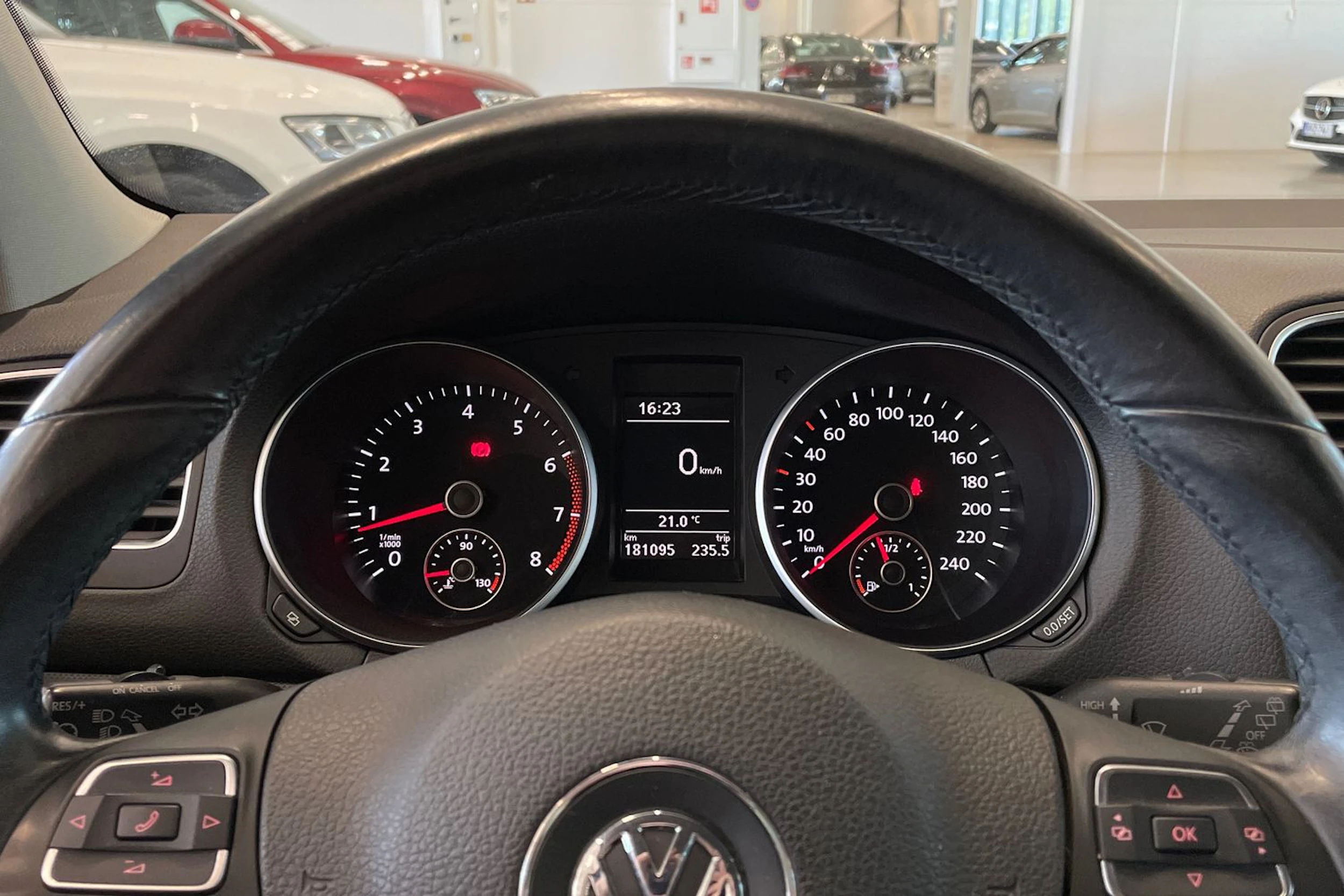 musta Volkswagen Golf 2012 kuva 15.
