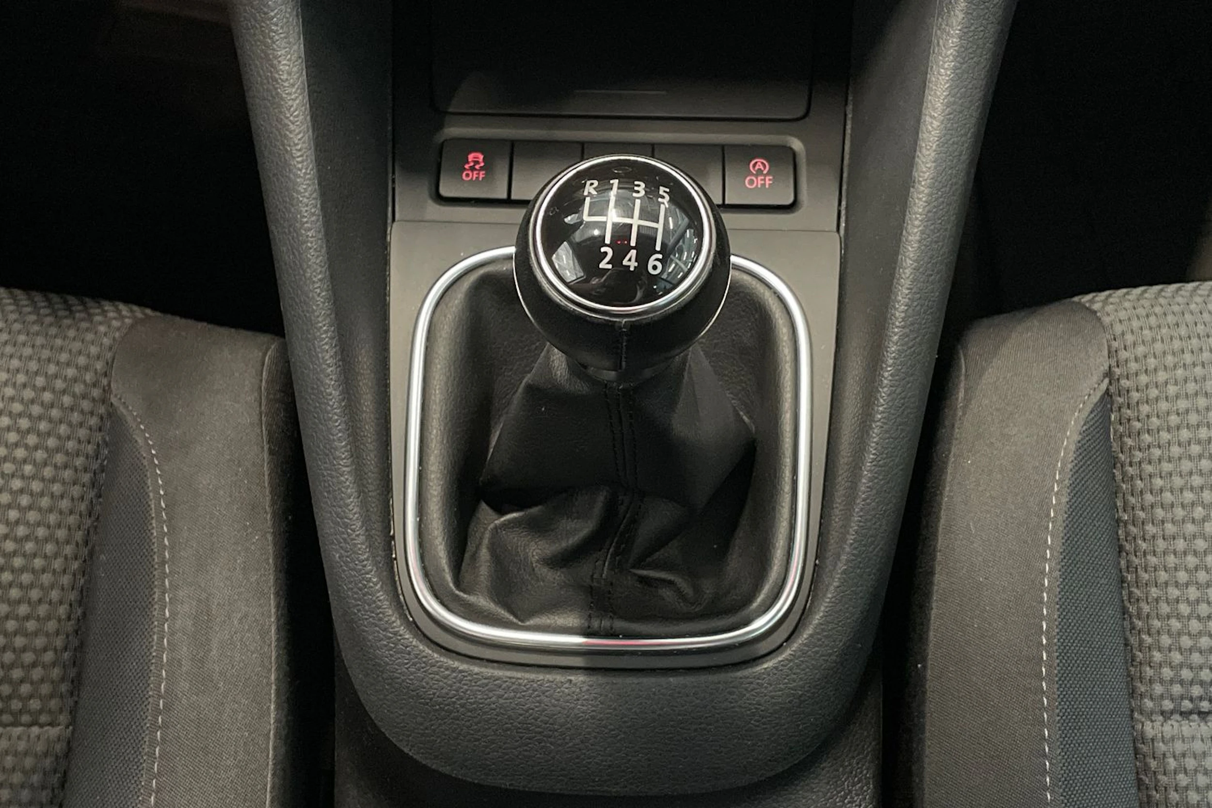 musta Volkswagen Golf 2012 kuva 18.
