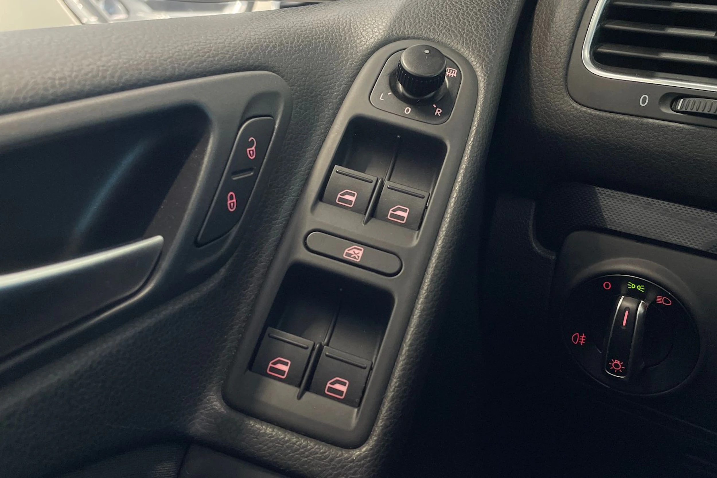 musta Volkswagen Golf 2012 kuva 19.