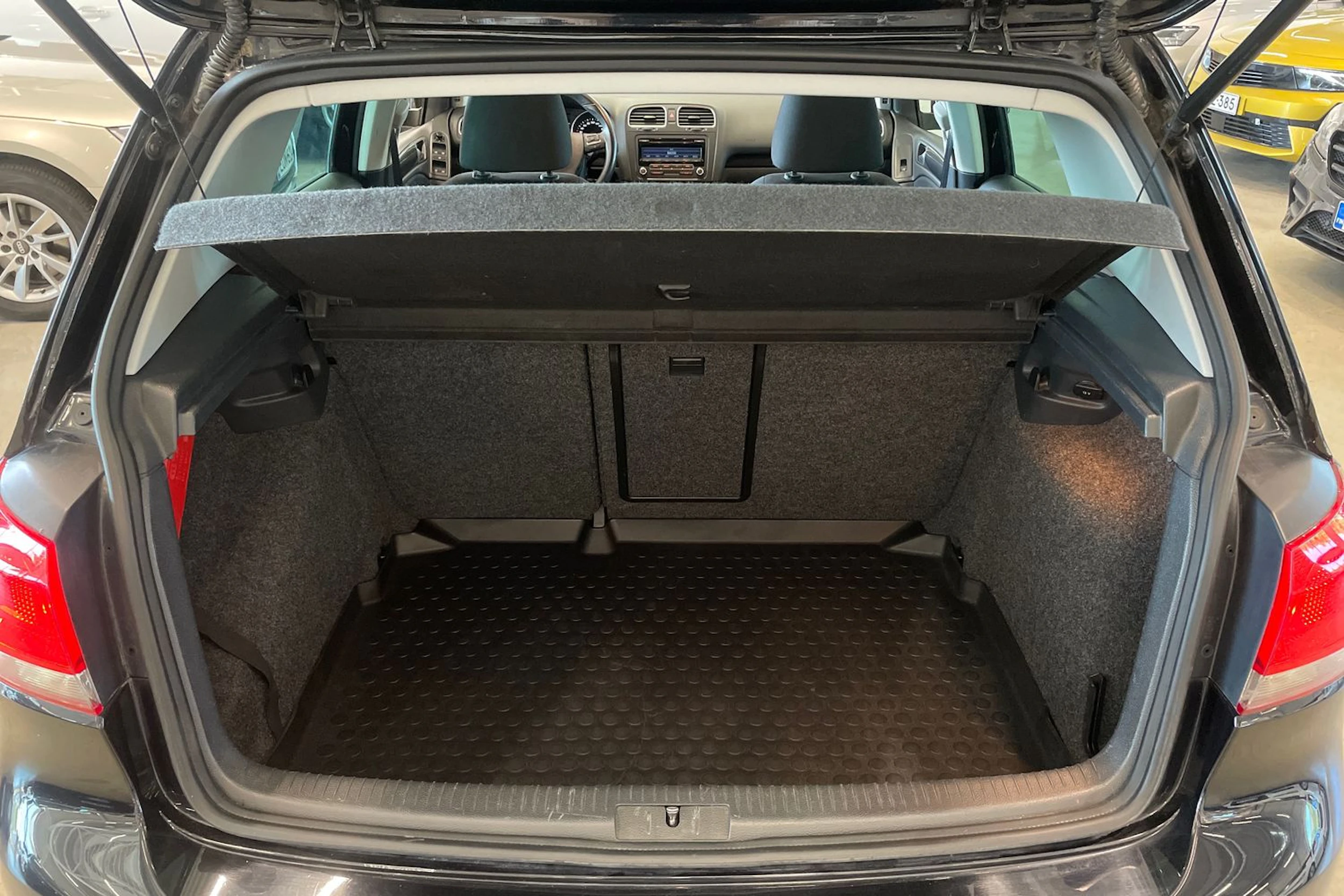 musta Volkswagen Golf 2012 kuva 22.