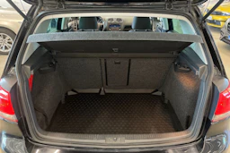 musta Volkswagen Golf 2012 kuva 22.