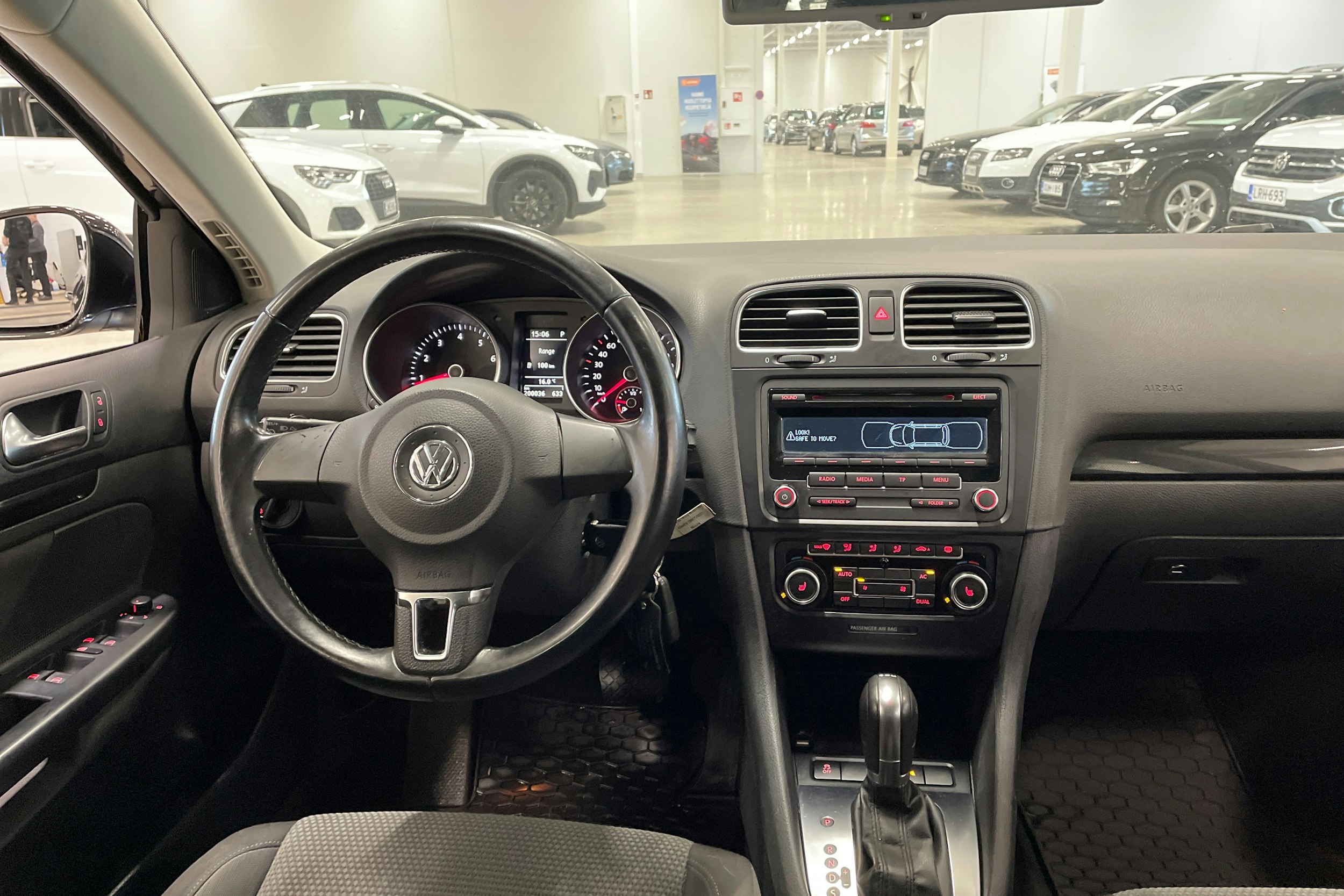 musta Volkswagen Golf 2012 kuva 7.