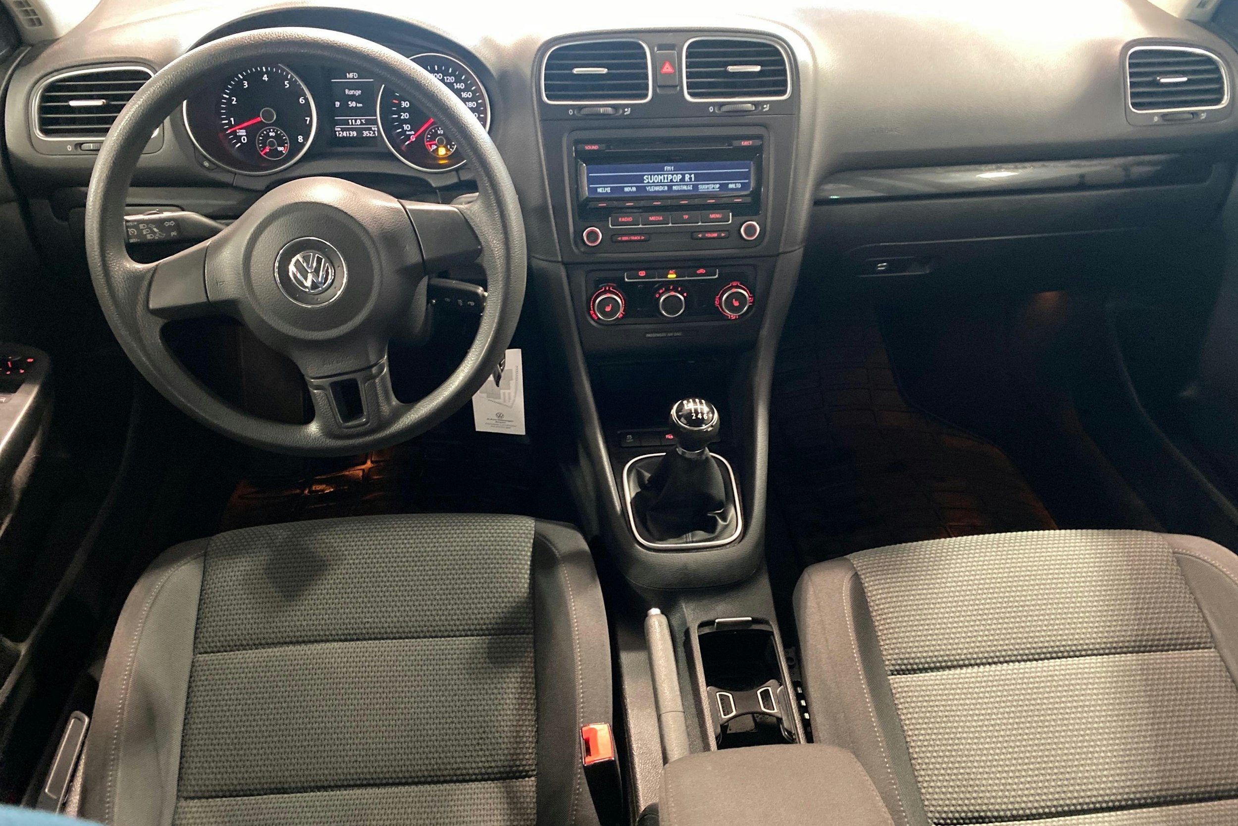Punainen Volkswagen GOLF 2012 kuva 9.