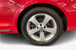 Punainen Volkswagen GOLF 2012 kuva 11.