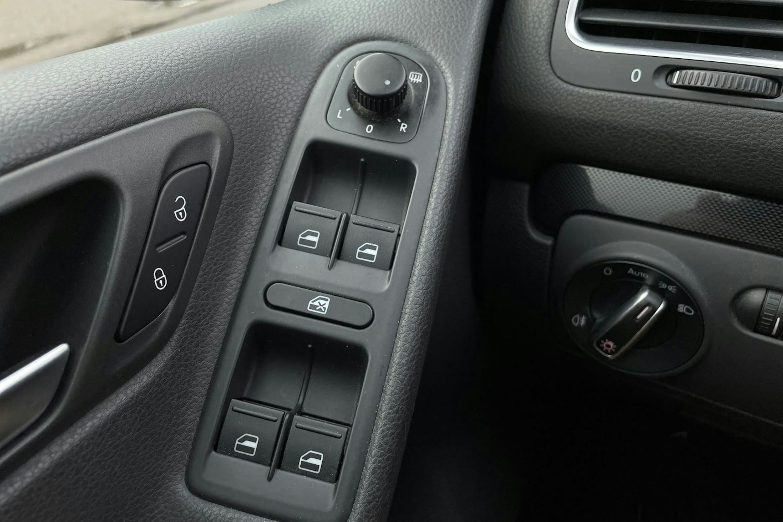 sininen Volkswagen Golf 2012 kuva 16.