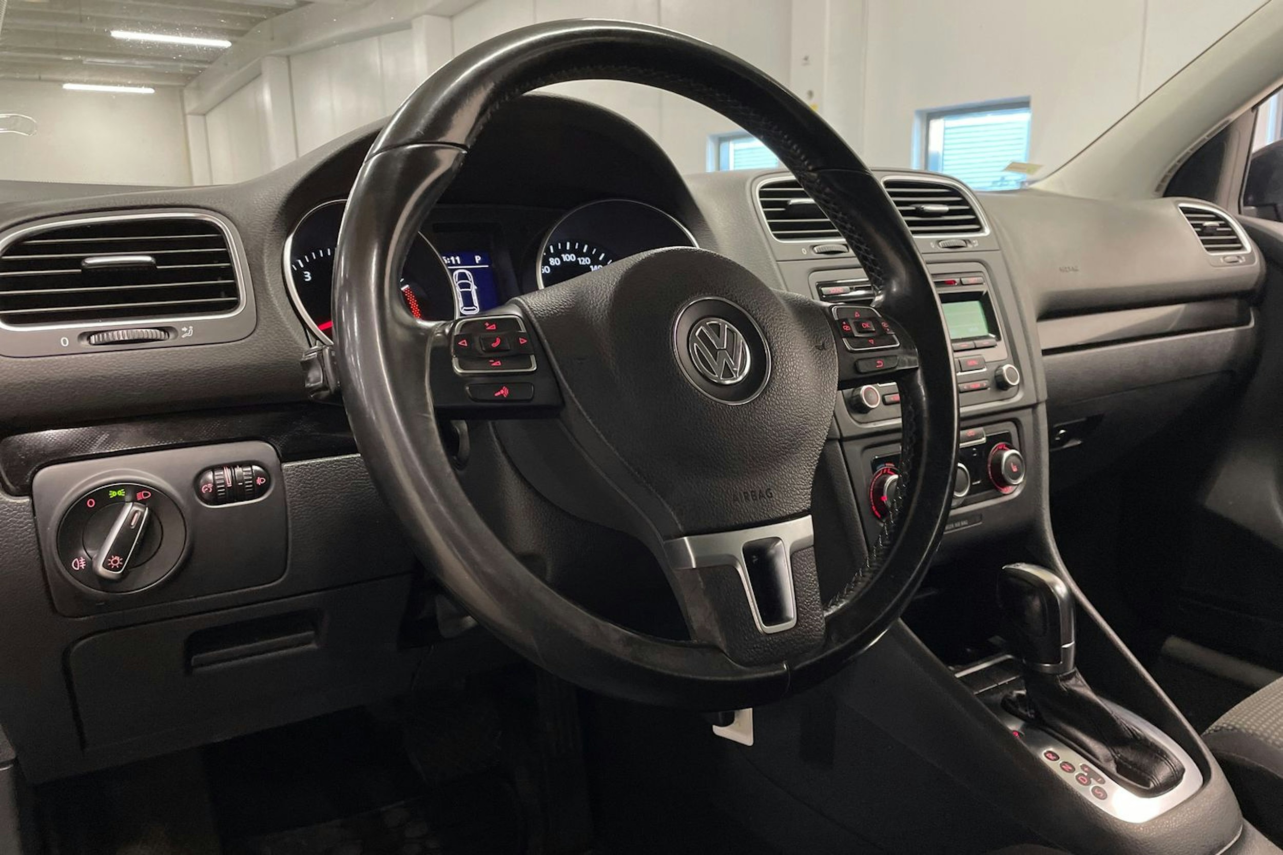 musta Volkswagen Golf 2012 kuva 20.