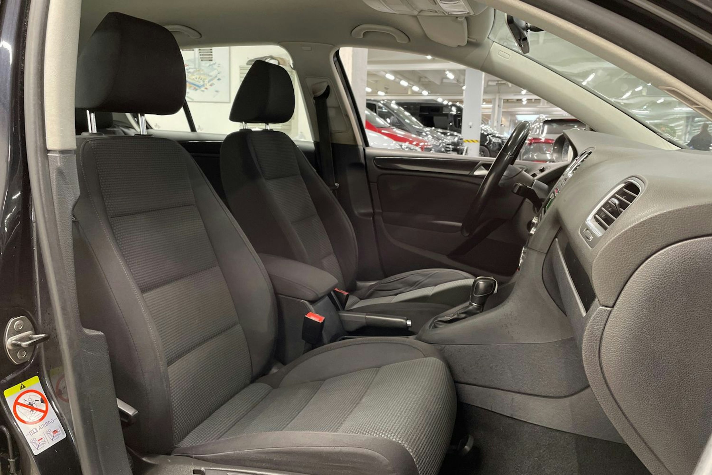 musta Volkswagen Golf 2012 kuva 21.