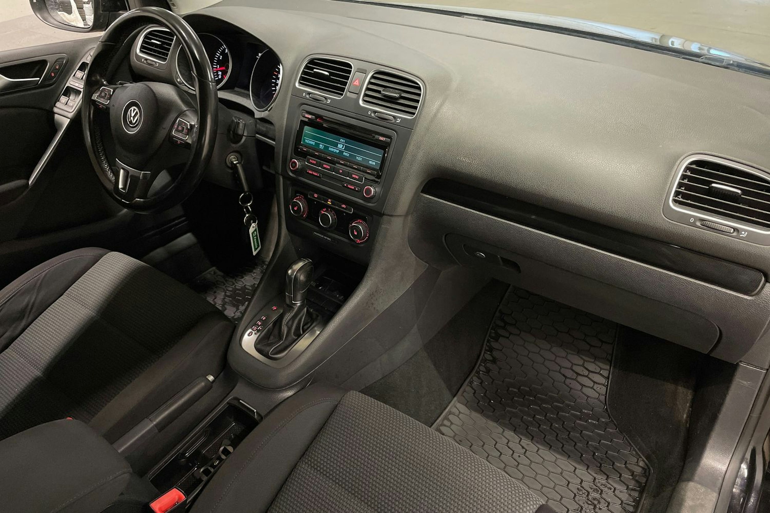 musta Volkswagen Golf 2012 kuva 22.