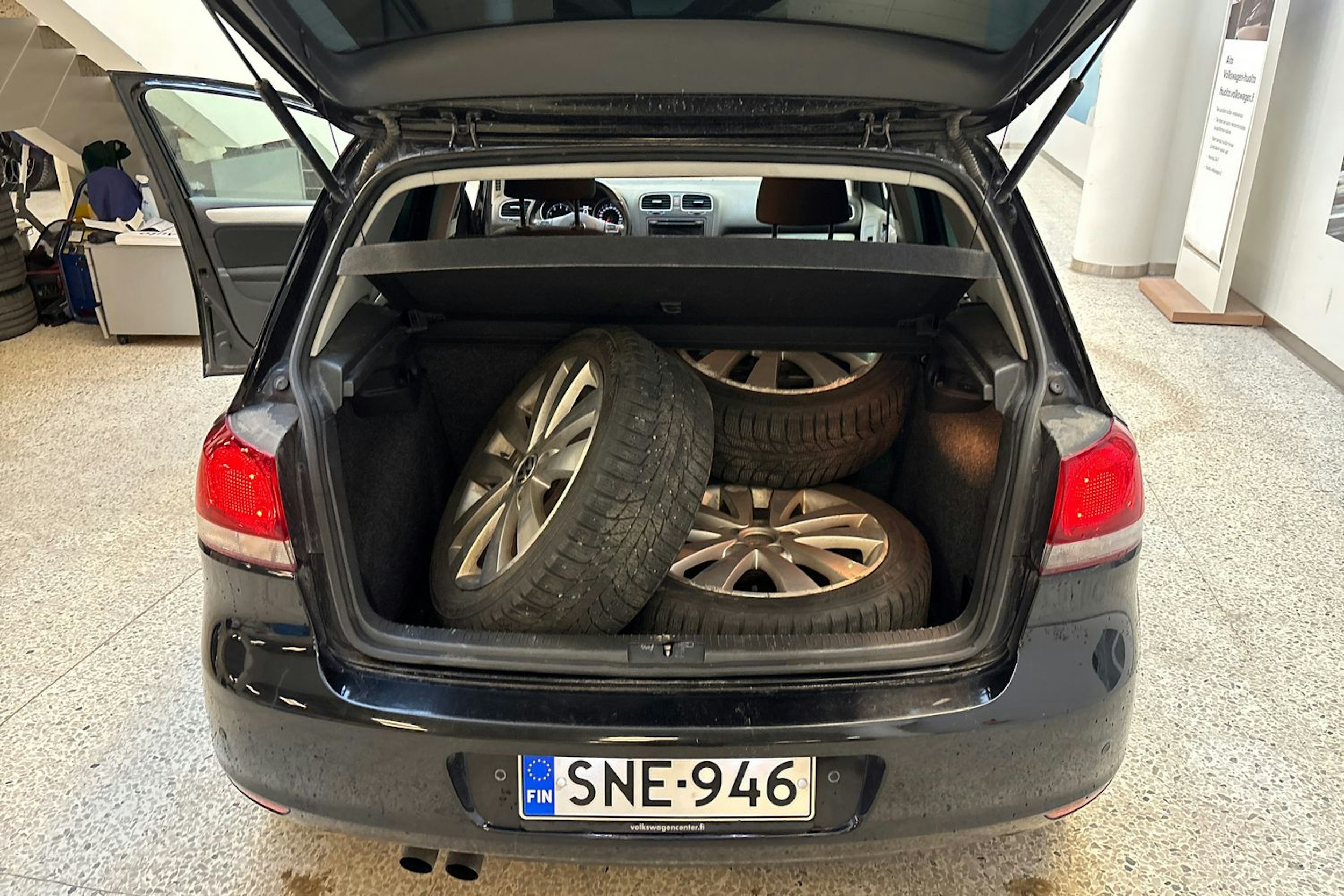 musta Volkswagen Golf 2012 kuva 14.