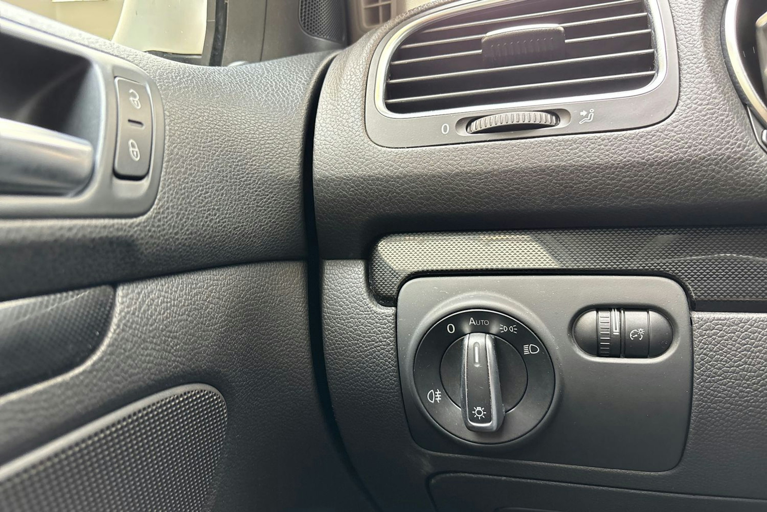 valkoinen Volkswagen Golf 2012 kuva 15.