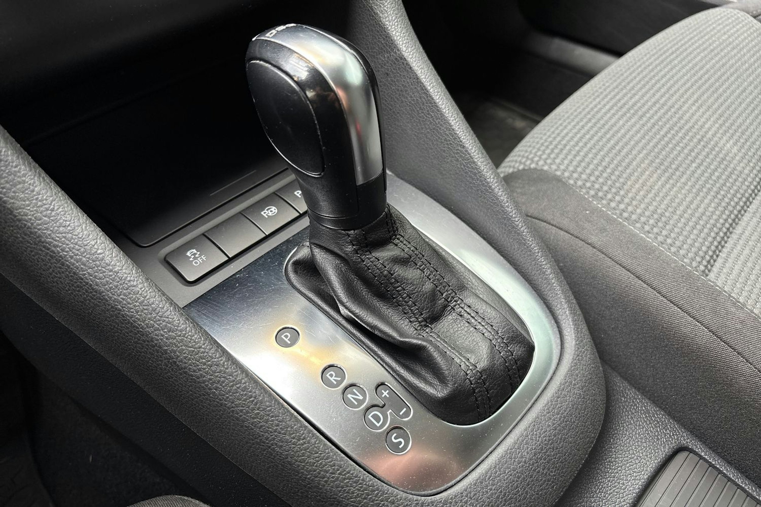 valkoinen Volkswagen Golf 2012 kuva 19.
