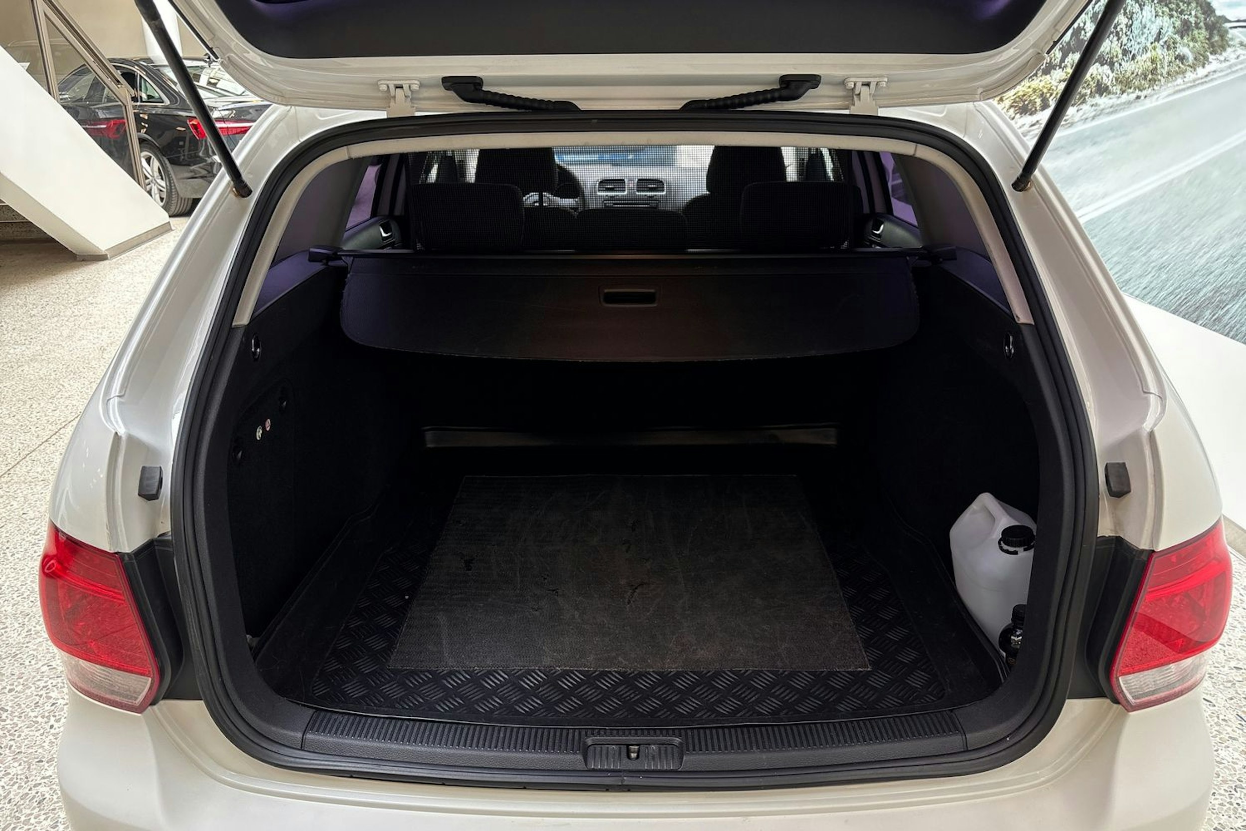 valkoinen Volkswagen Golf 2012 kuva 22.