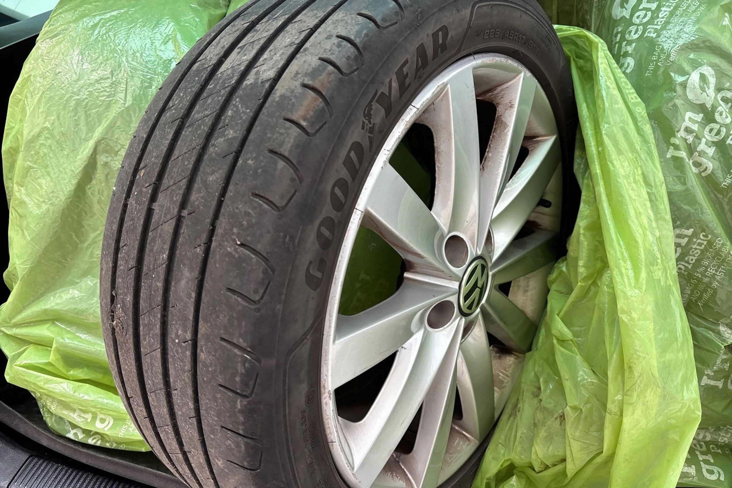musta Volkswagen Golf 2012 kuva 9.