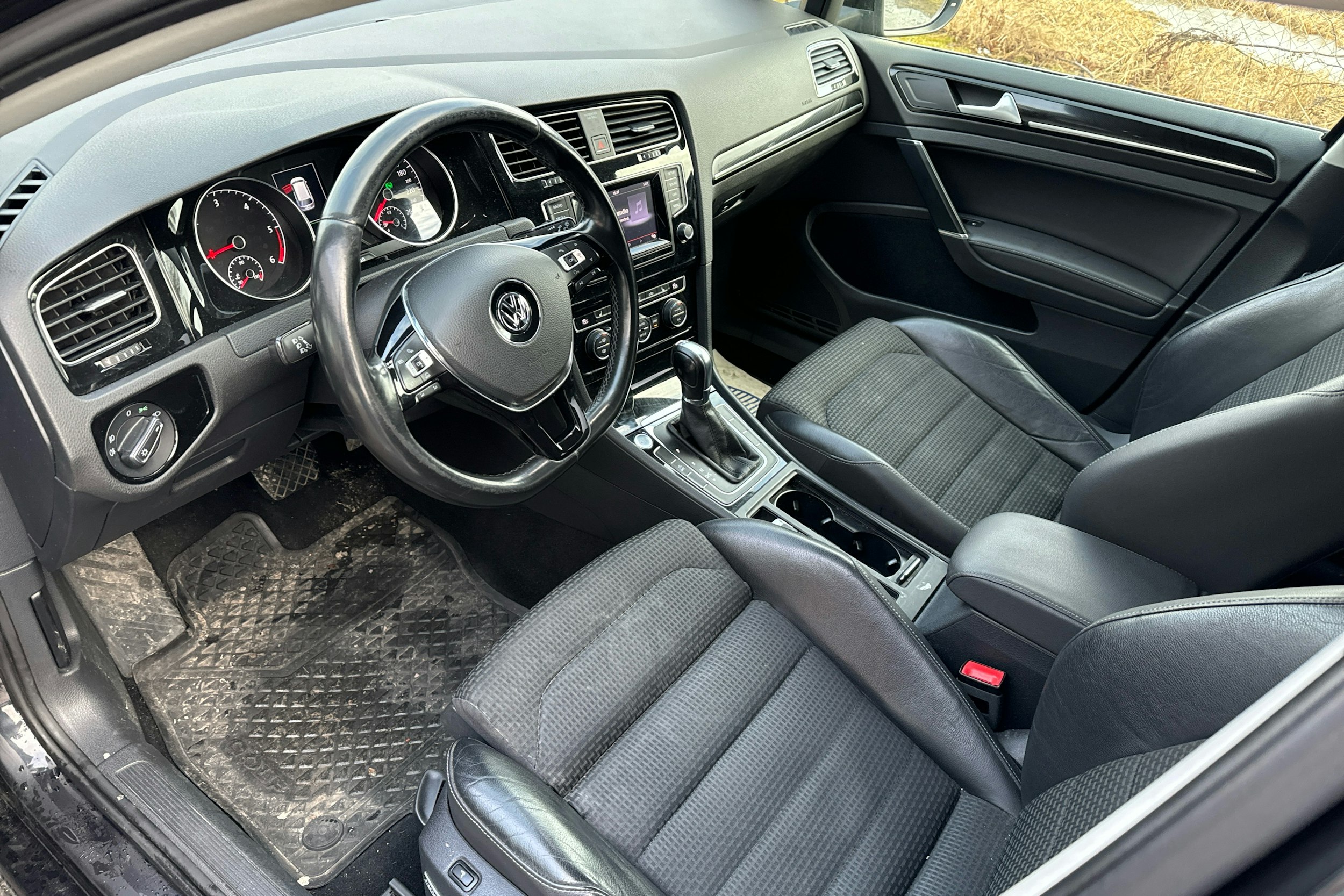 musta Volkswagen Golf 2013 kuva 3.