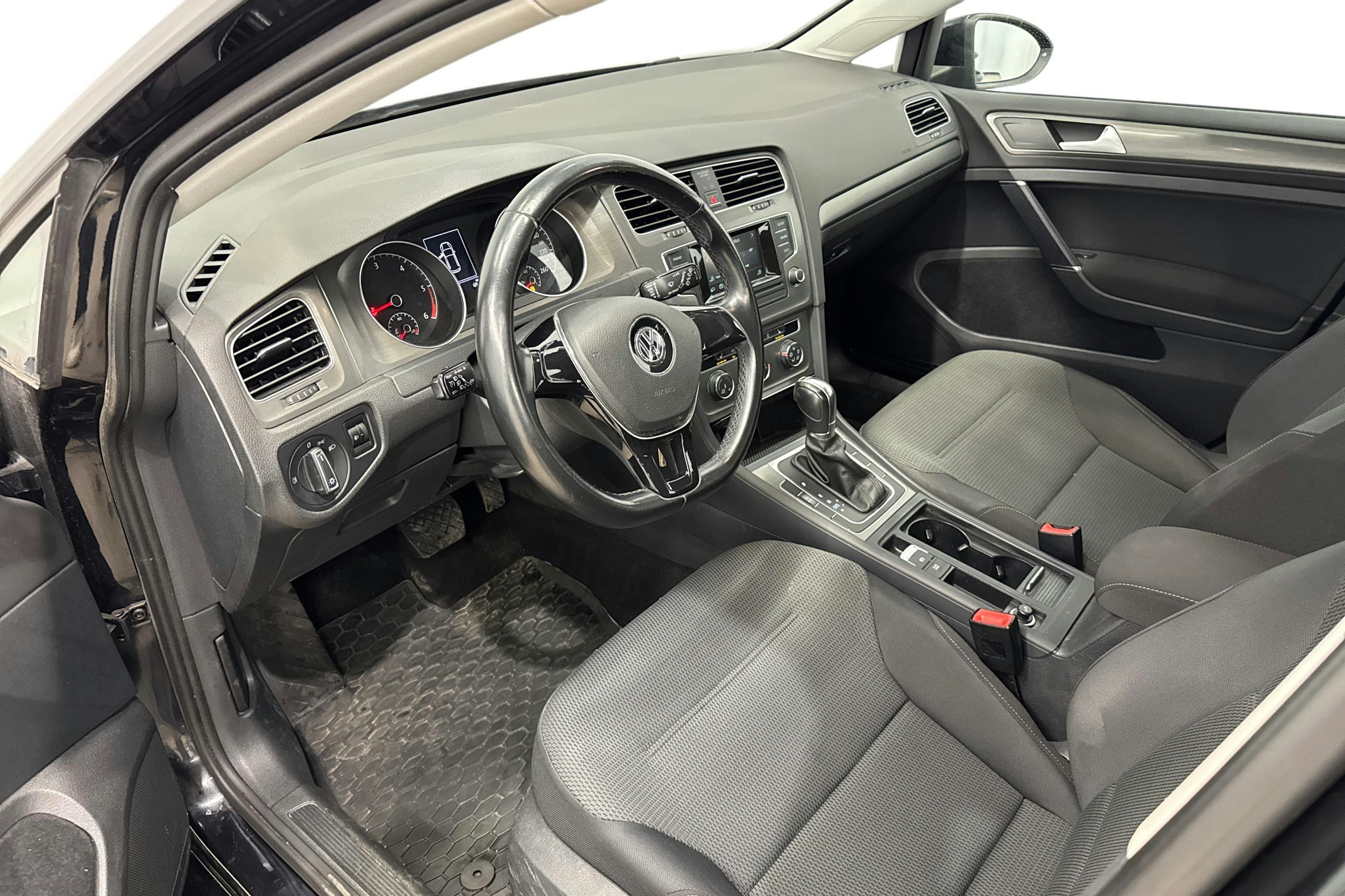 musta Volkswagen Golf 2013 kuva 6.