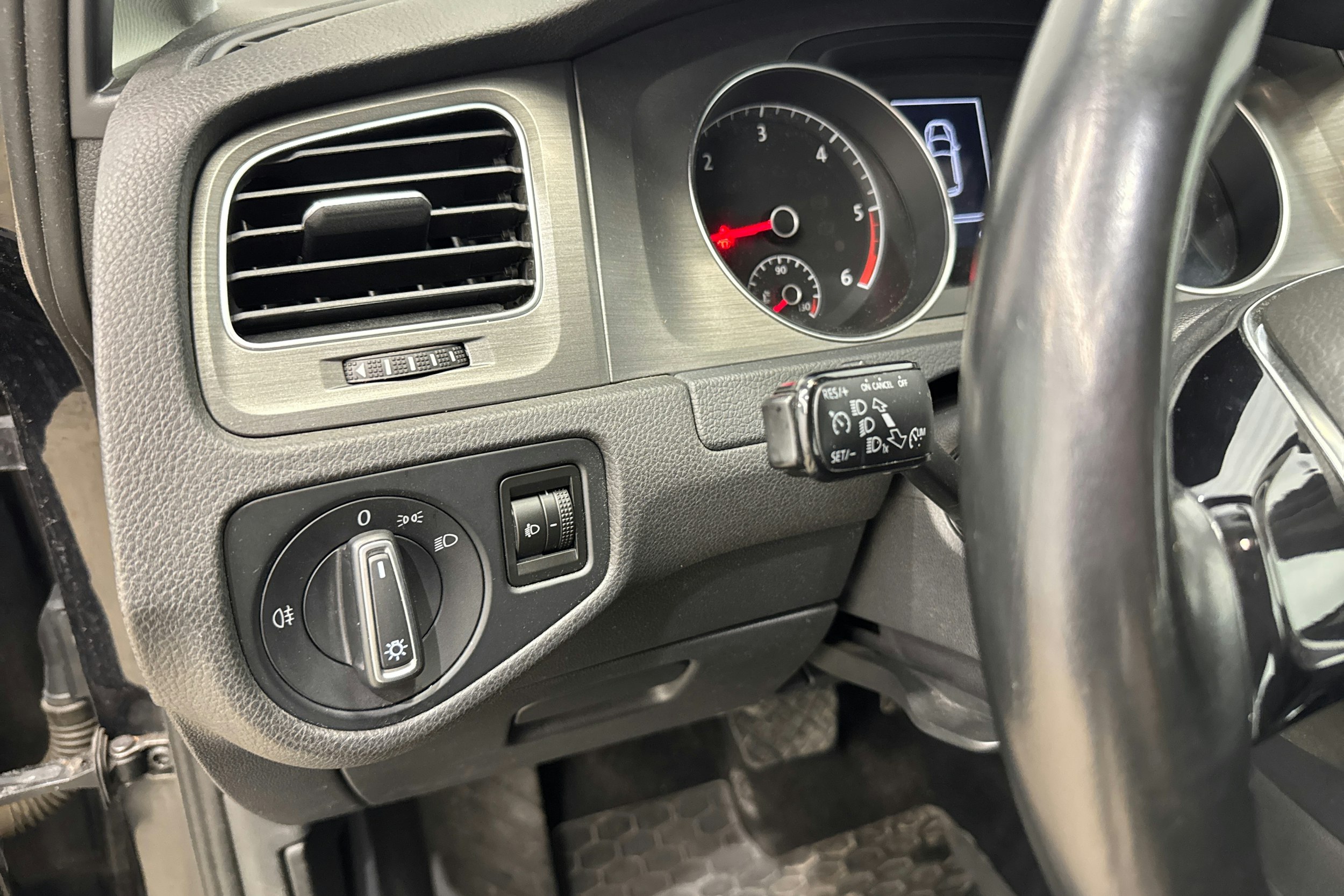 musta Volkswagen Golf 2013 kuva 14.