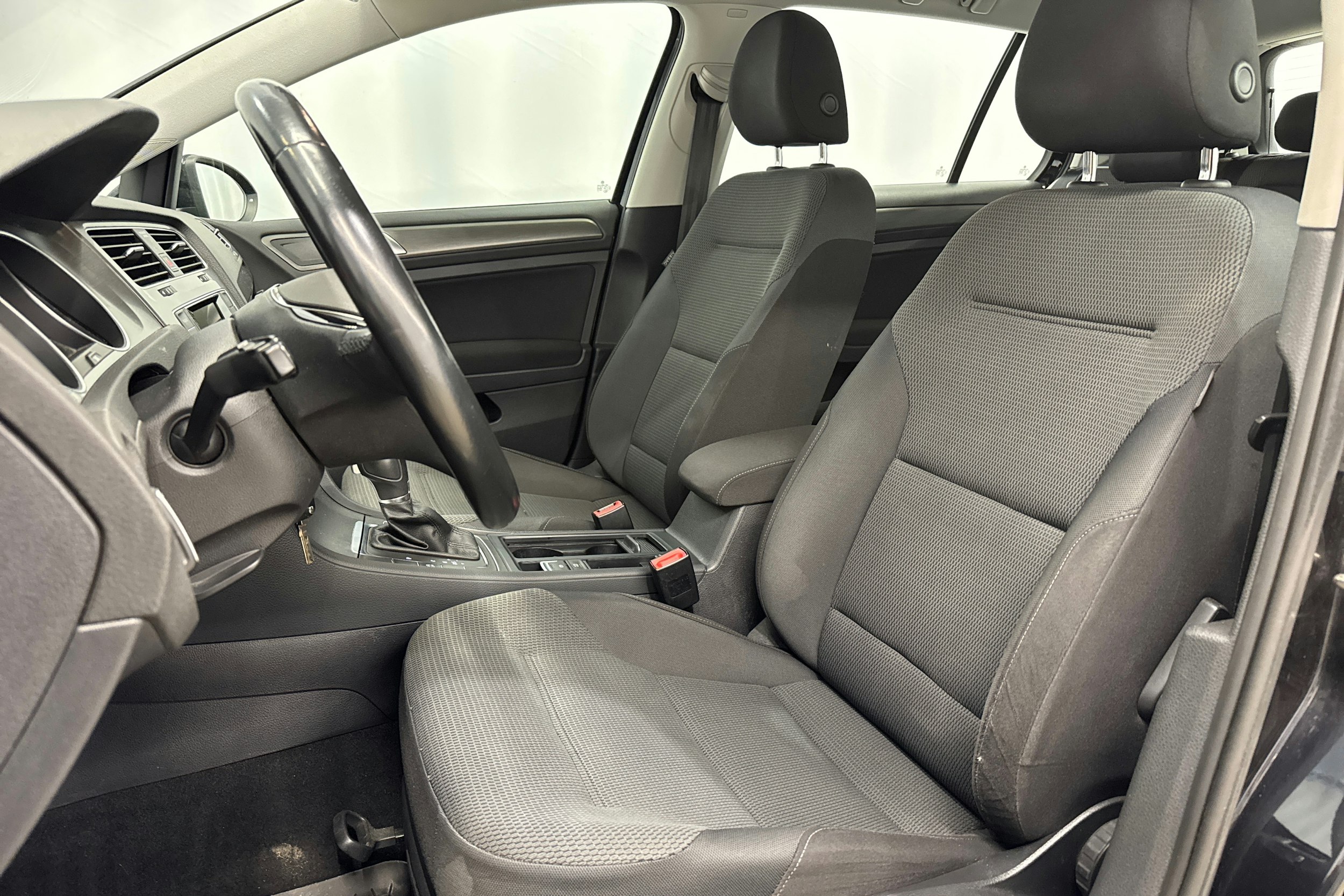 musta Volkswagen Golf 2013 kuva 18.