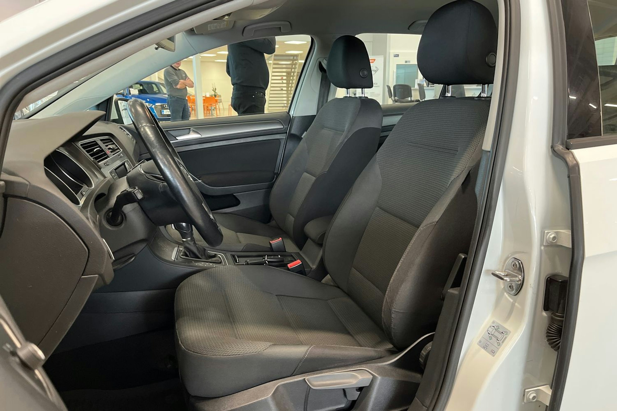 valkoinen Volkswagen Golf 2013 kuva 14.