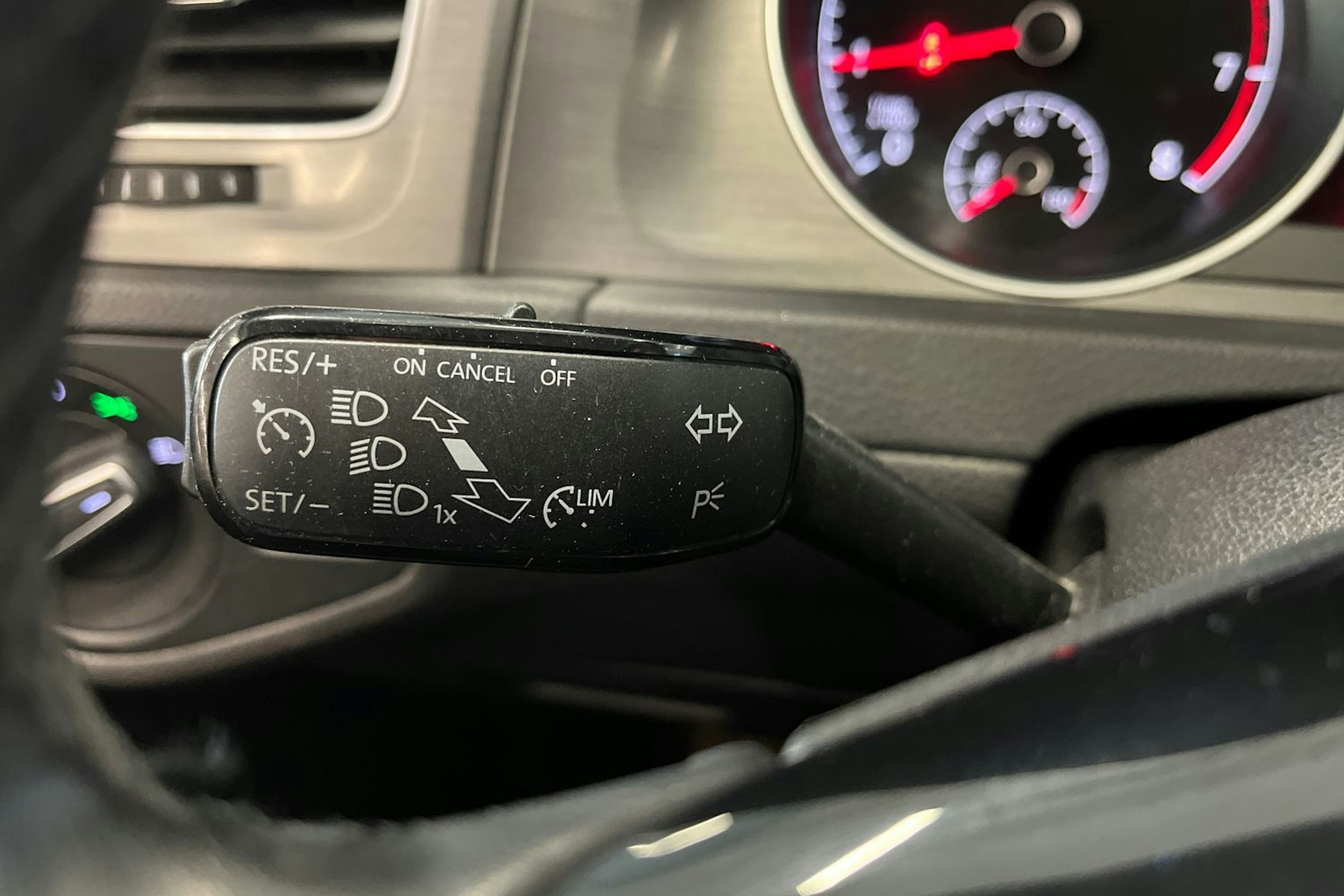 valkoinen Volkswagen Golf 2013 kuva 22.