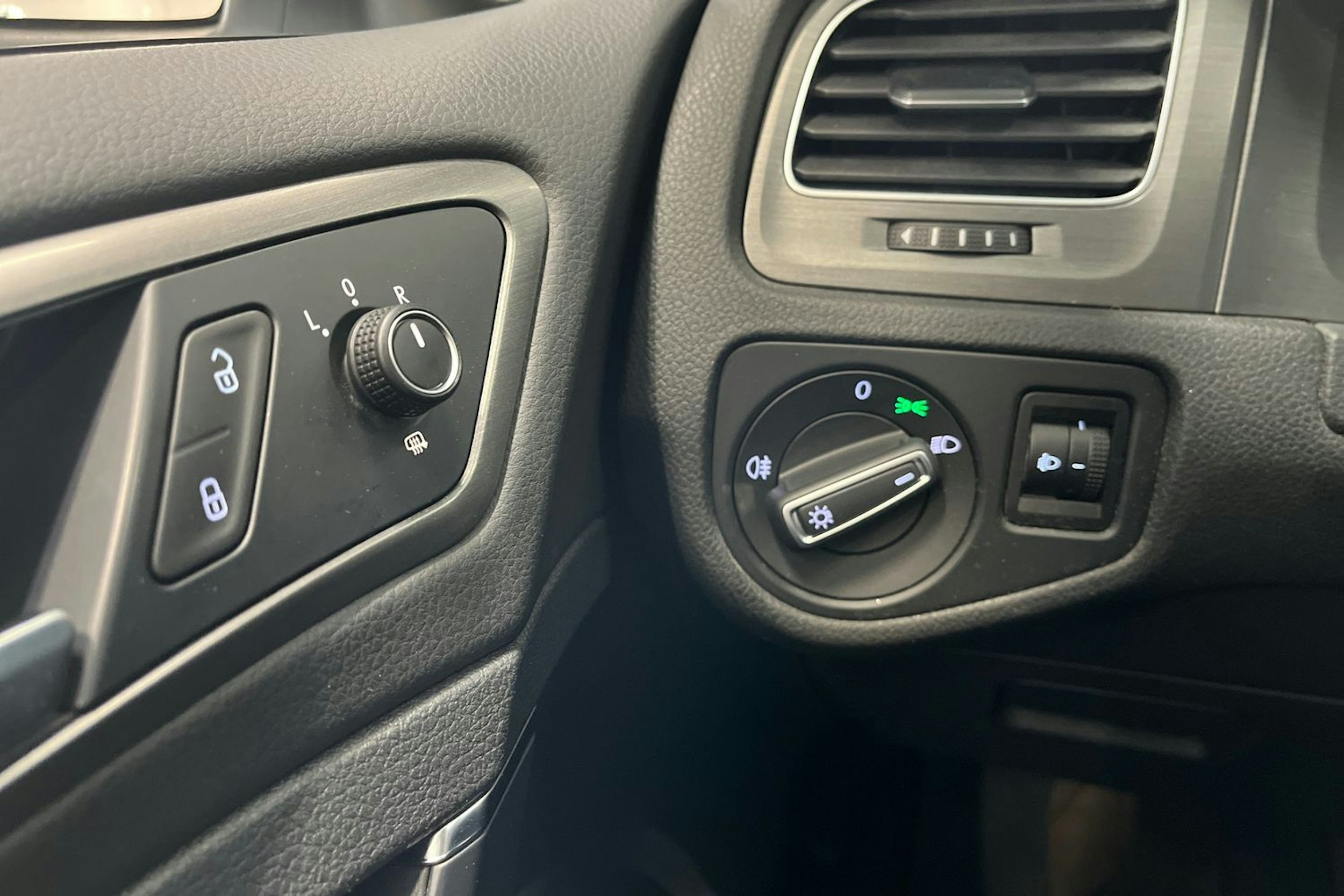 valkoinen Volkswagen Golf 2013 kuva 23.