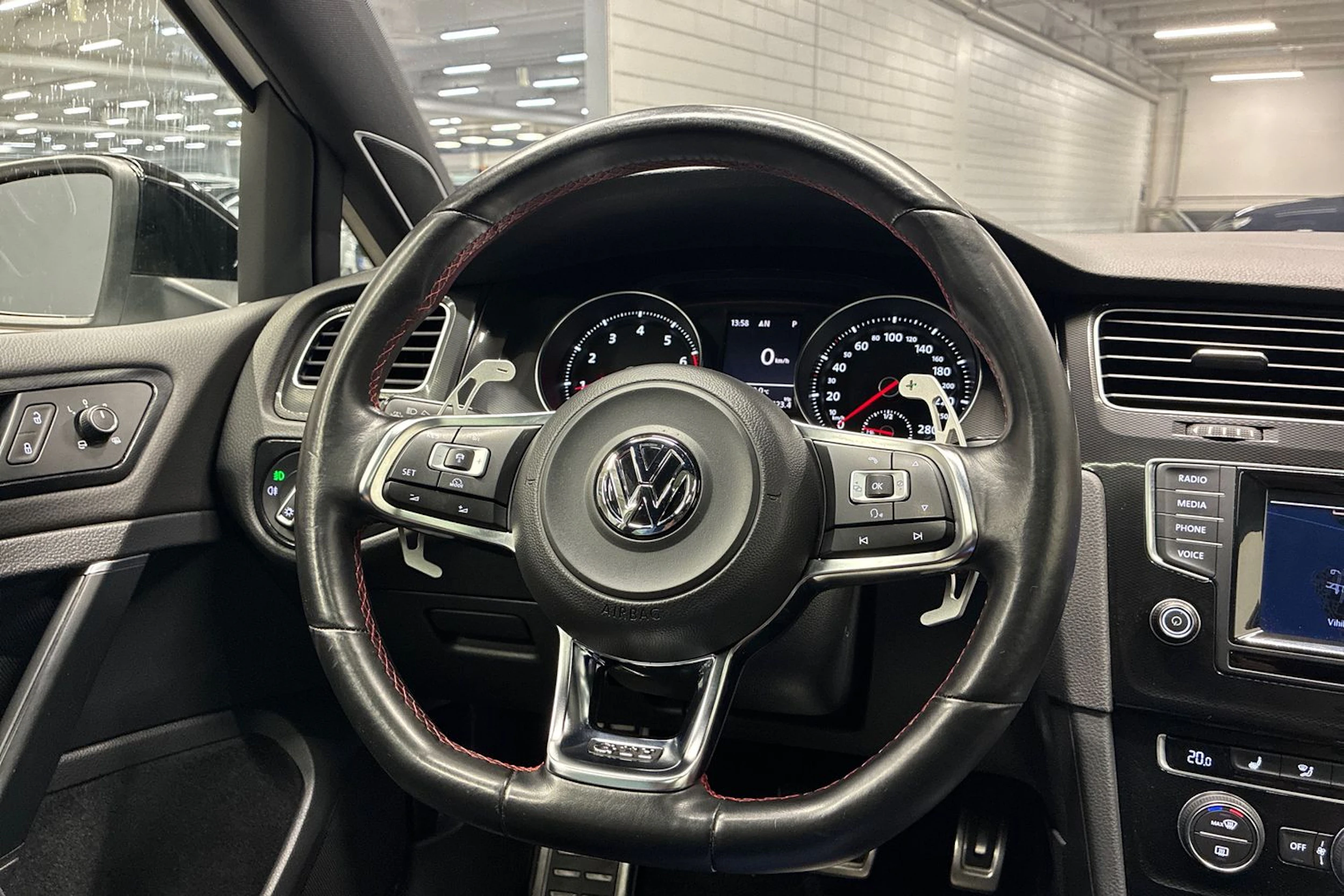 valkoinen Volkswagen Golf 2014 kuva 12.