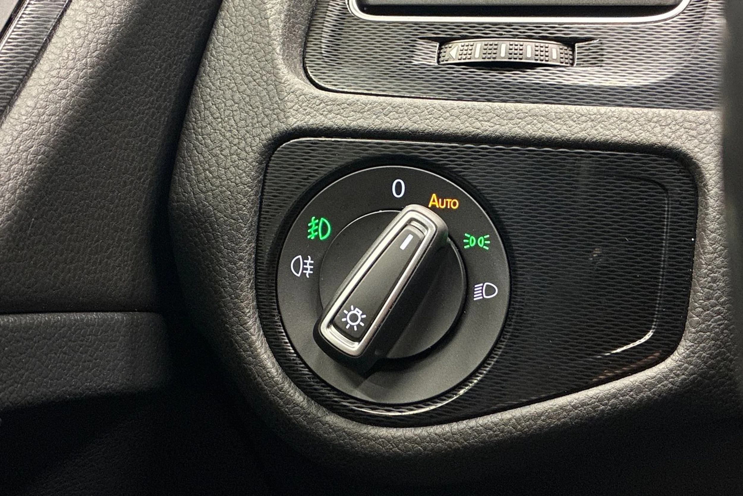 valkoinen Volkswagen Golf 2014 kuva 19.