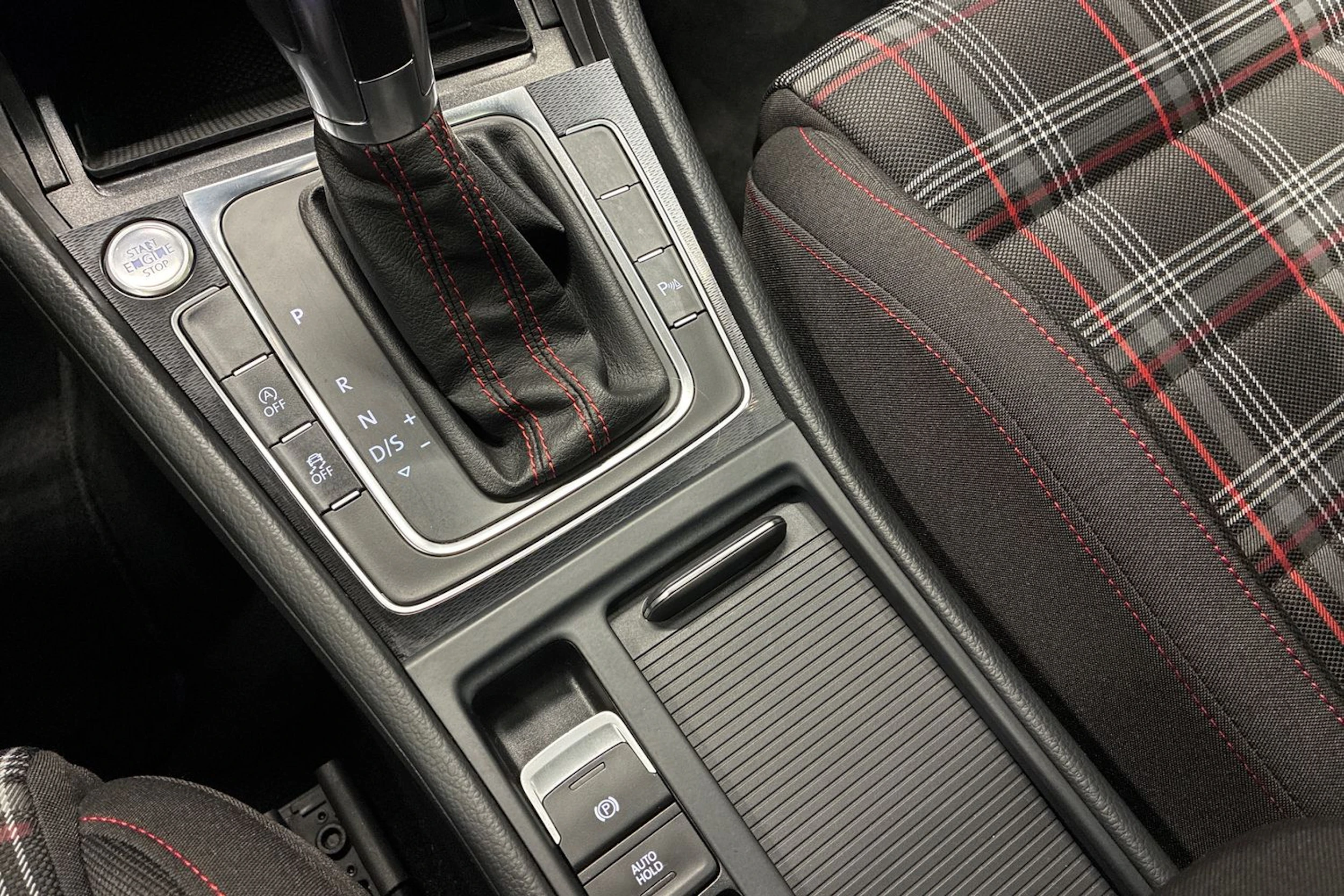 valkoinen Volkswagen Golf 2014 kuva 22.