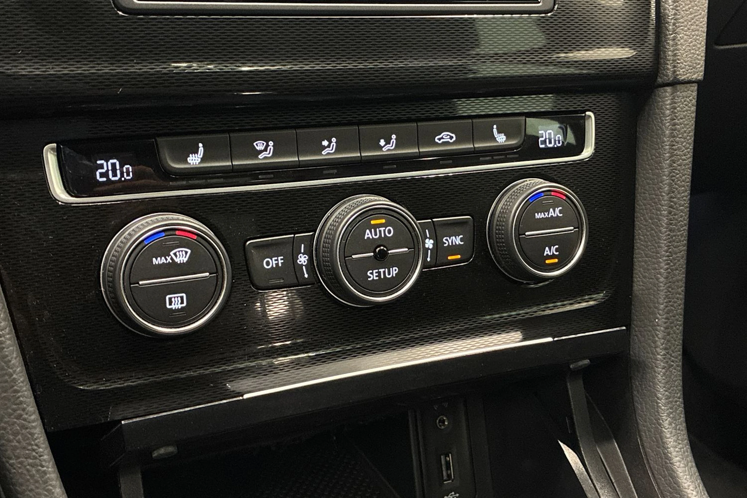 valkoinen Volkswagen Golf 2014 kuva 23.