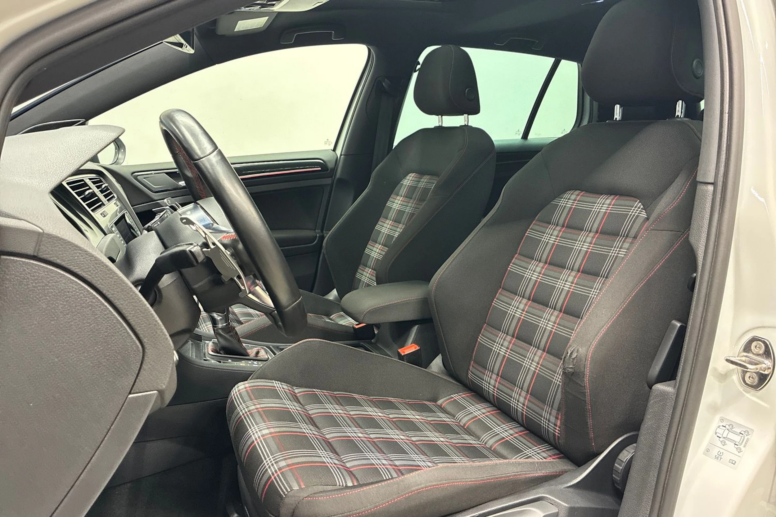 valkoinen Volkswagen Golf 2014 kuva 28.