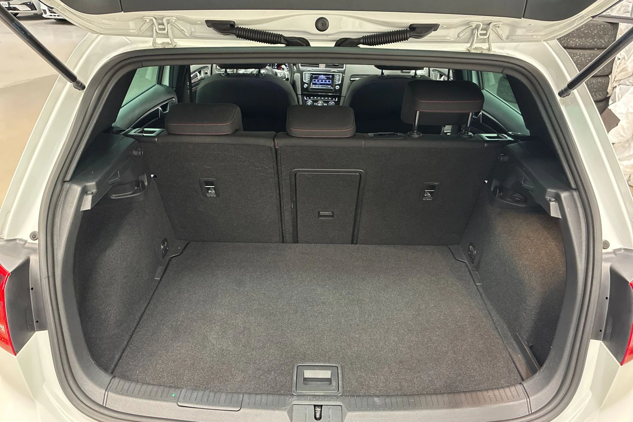 valkoinen Volkswagen Golf 2014 kuva 30.