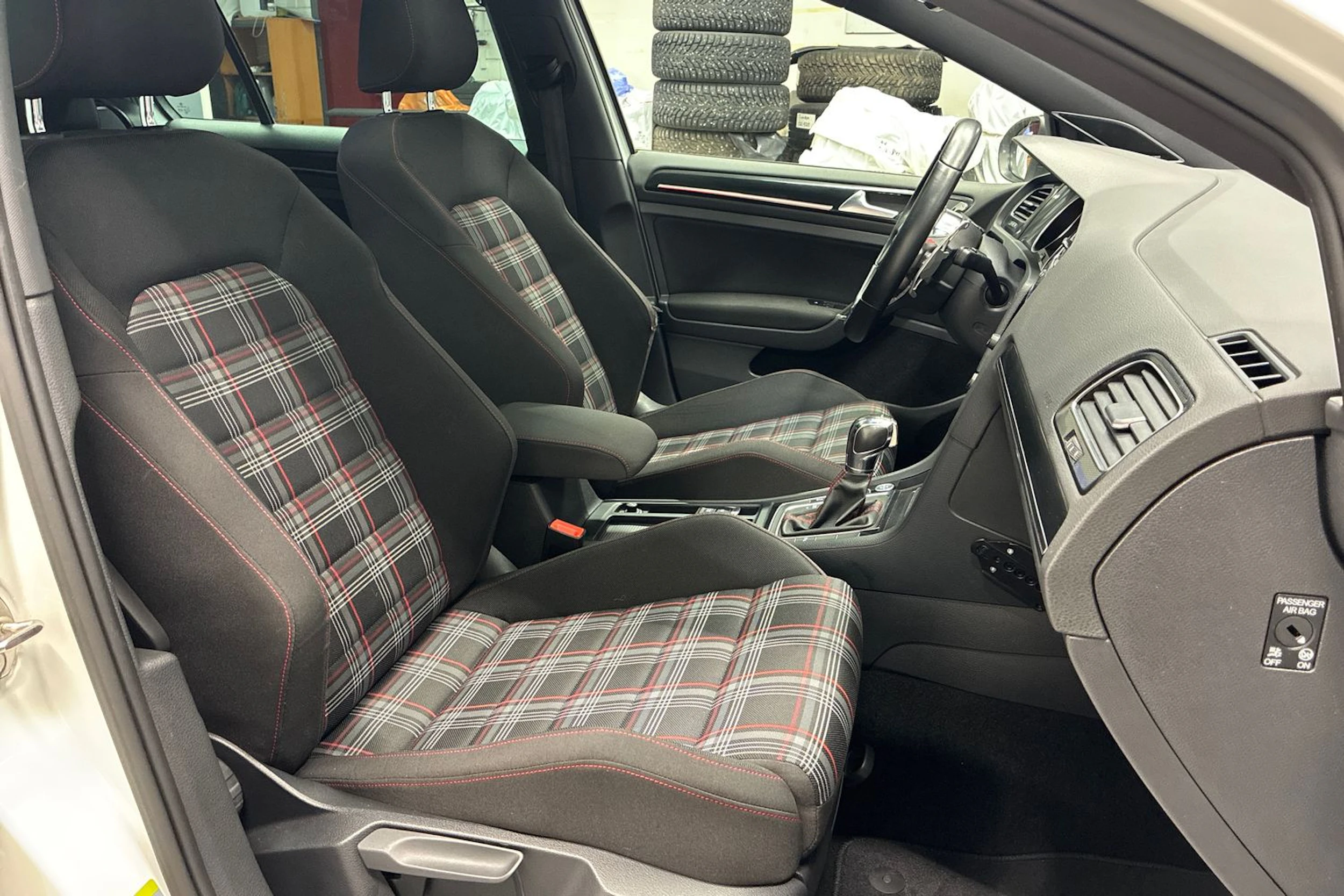 valkoinen Volkswagen Golf 2014 kuva 31.