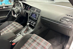 valkoinen Volkswagen Golf 2014 kuva 32.