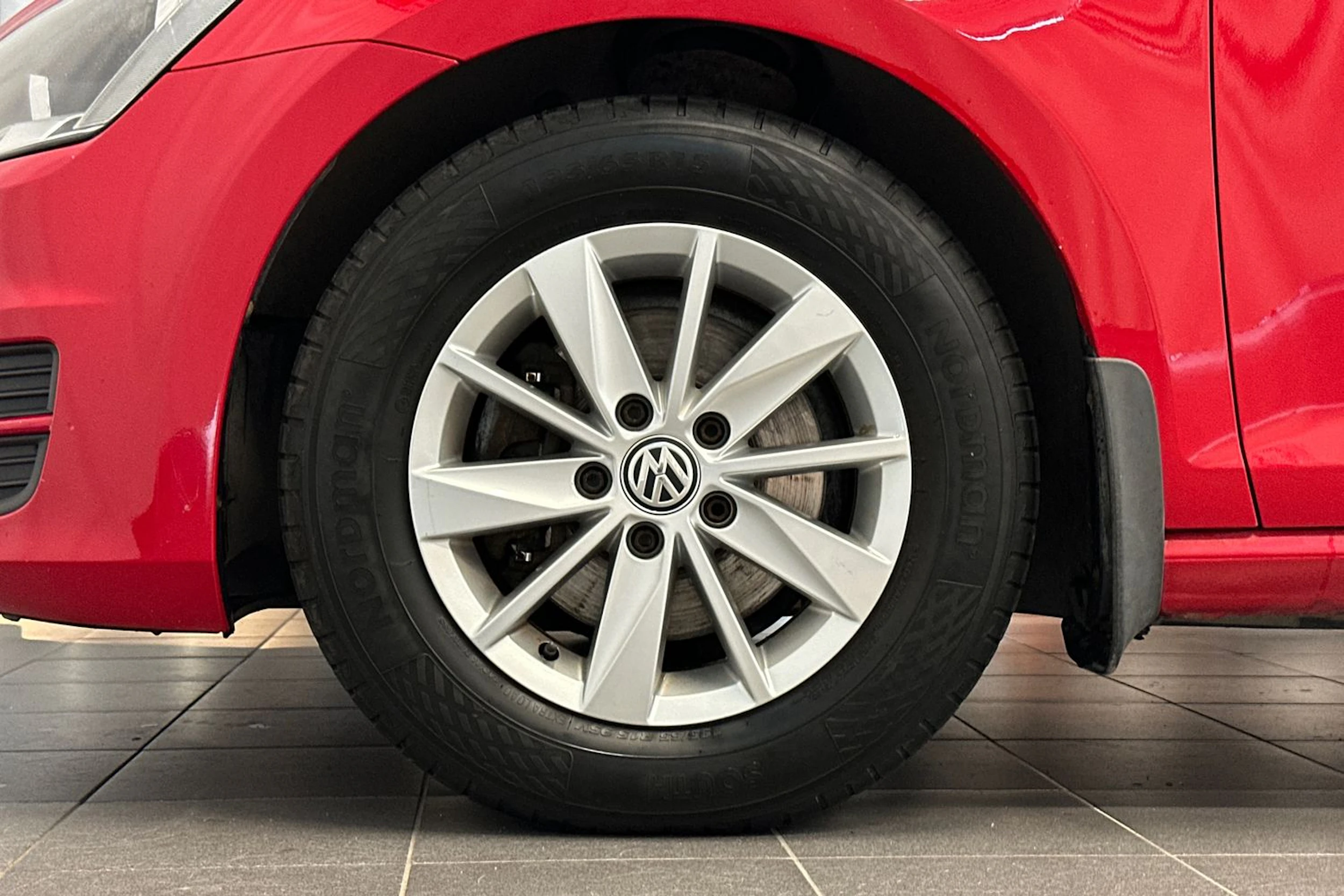 punainen Volkswagen Golf 2013 kuva 23.