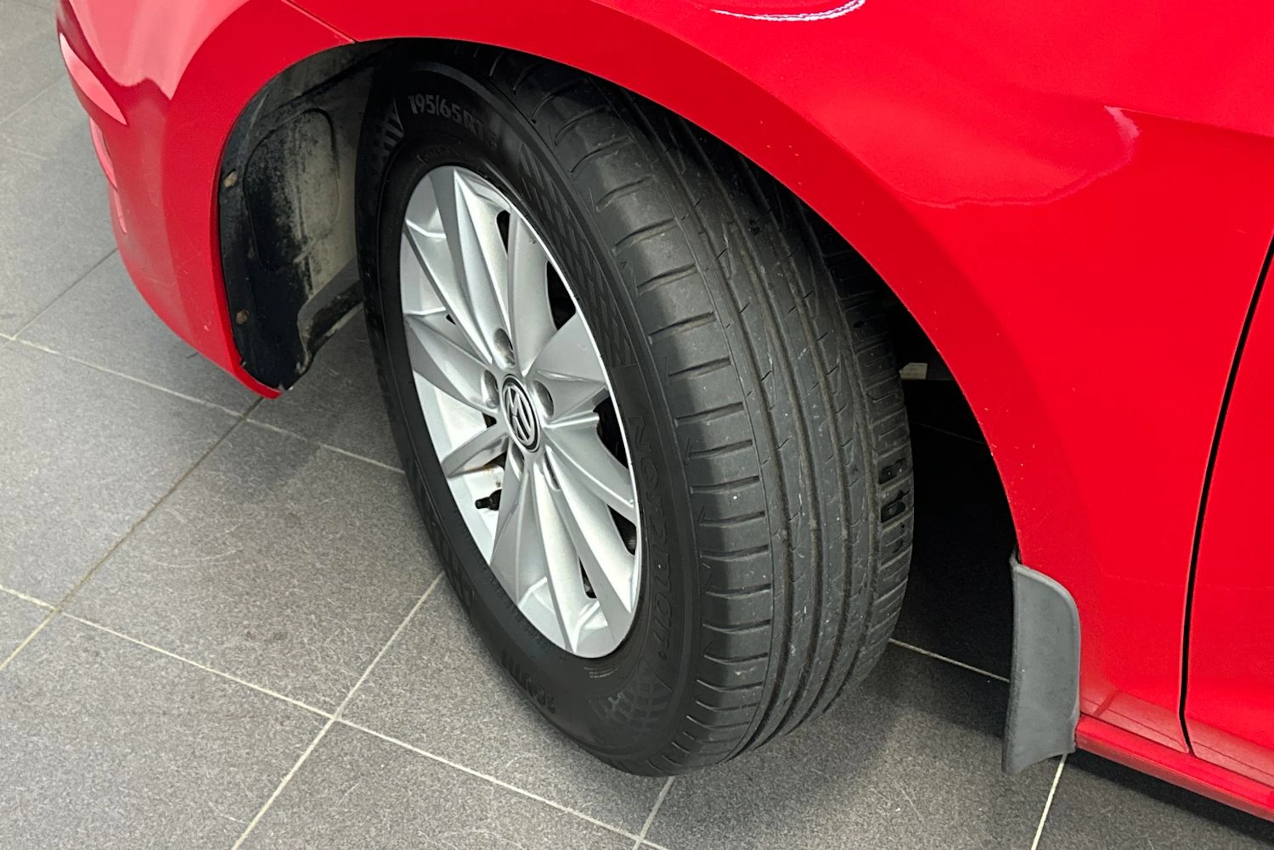 punainen Volkswagen Golf 2013 kuva 24.