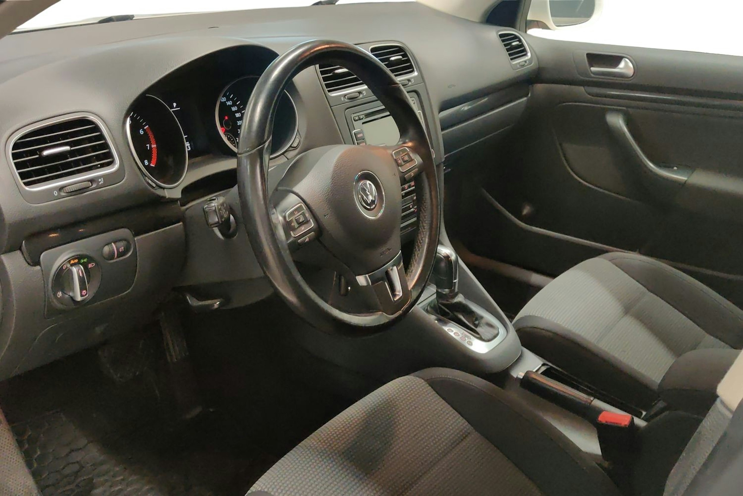 Valkoinen Volkswagen GOLF 2013 kuva 7.
