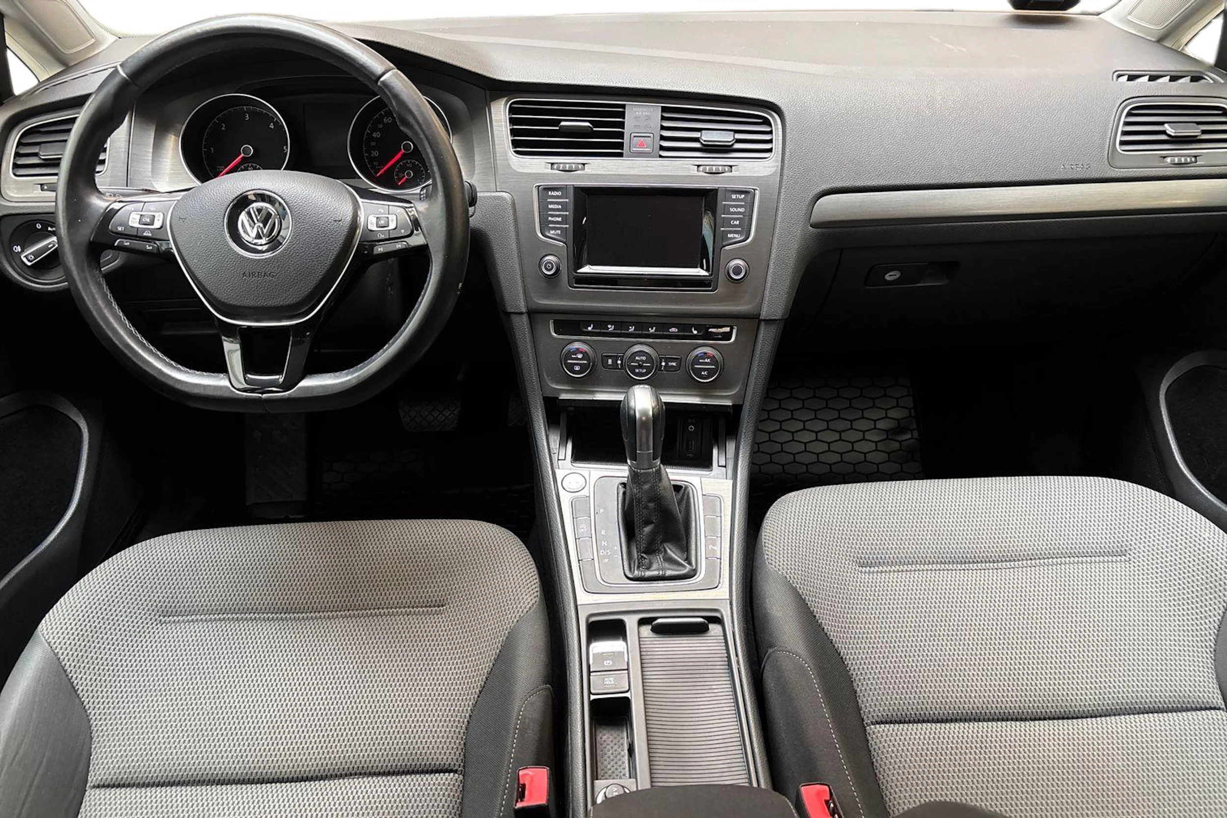 valkoinen Volkswagen Golf 2013 kuva 9.