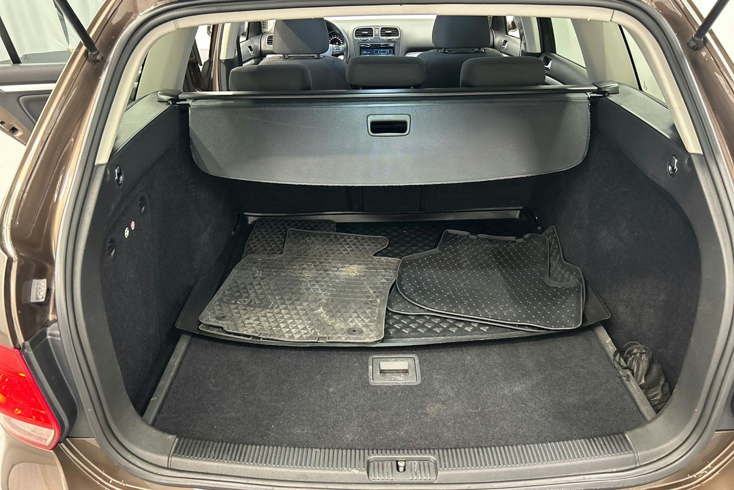 ruskea (beige) Volkswagen Golf 2013 kuva 16.
