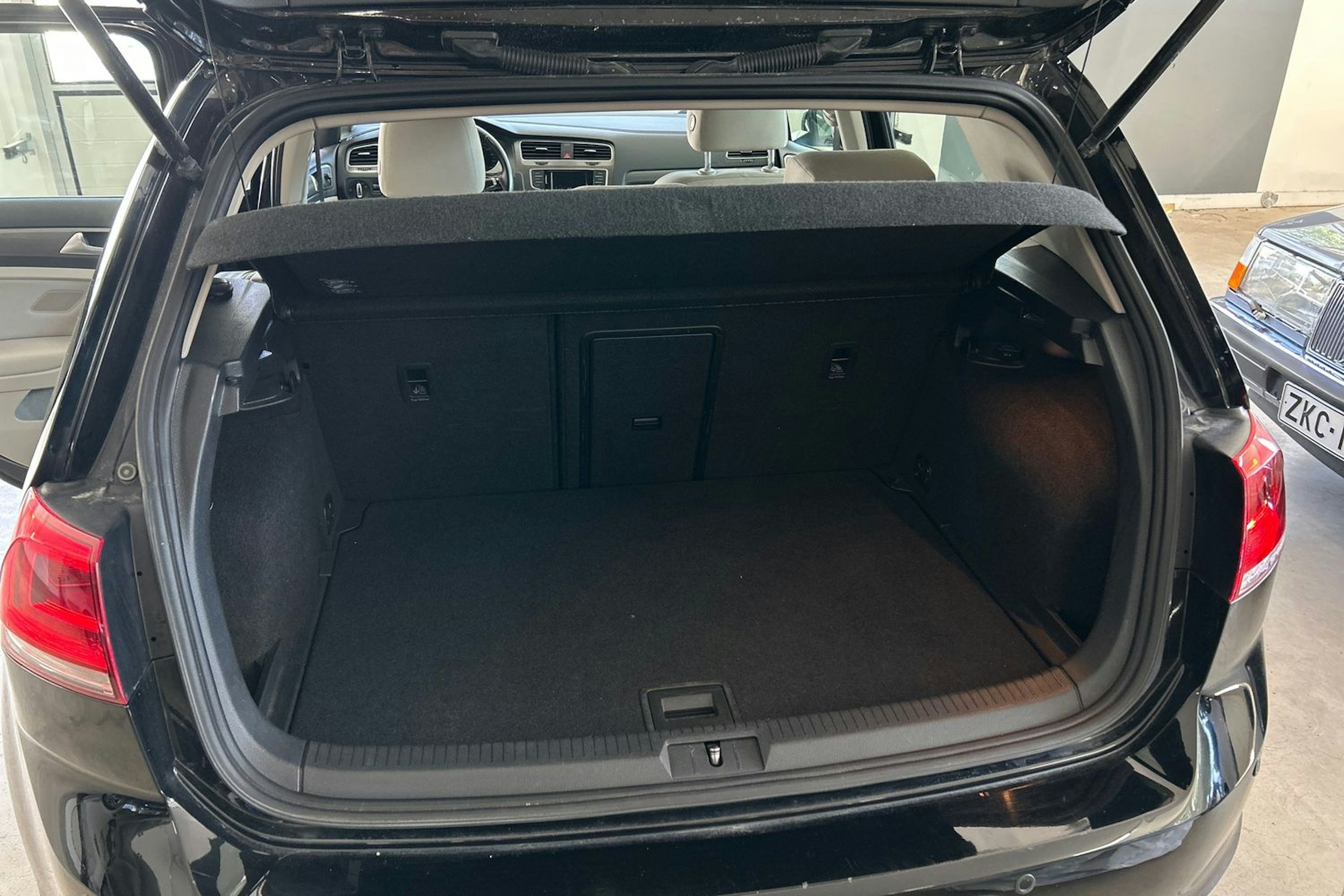 musta Volkswagen Golf 2013 kuva 14.