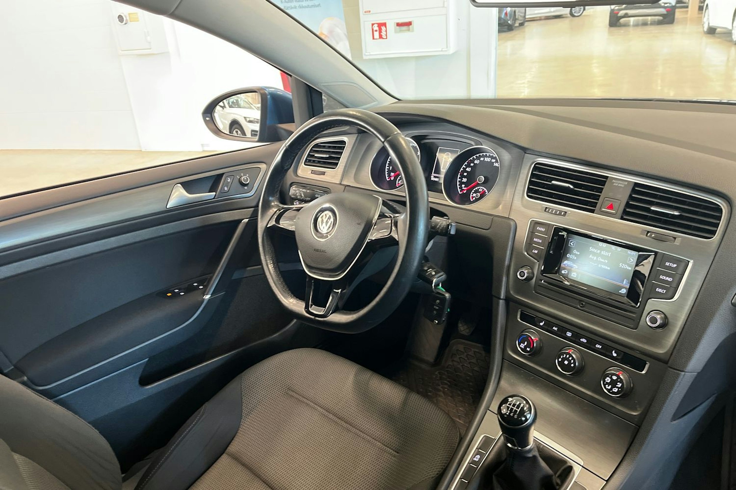 sininen Volkswagen Golf 2013 kuva 17.