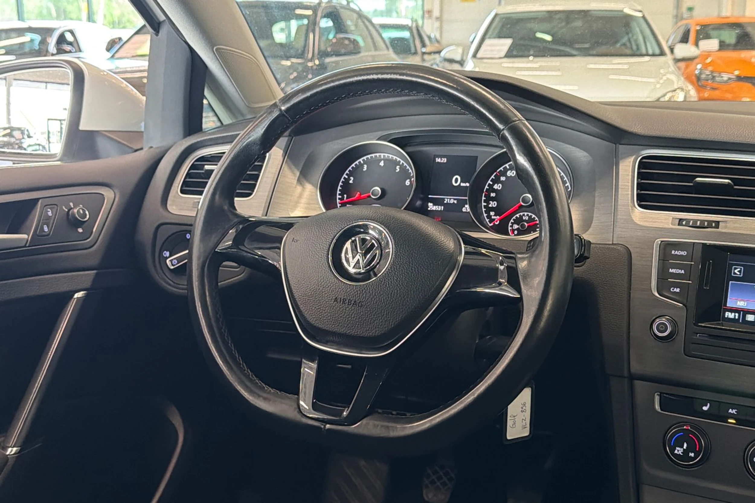 valkoinen Volkswagen Golf 2013 kuva 11.