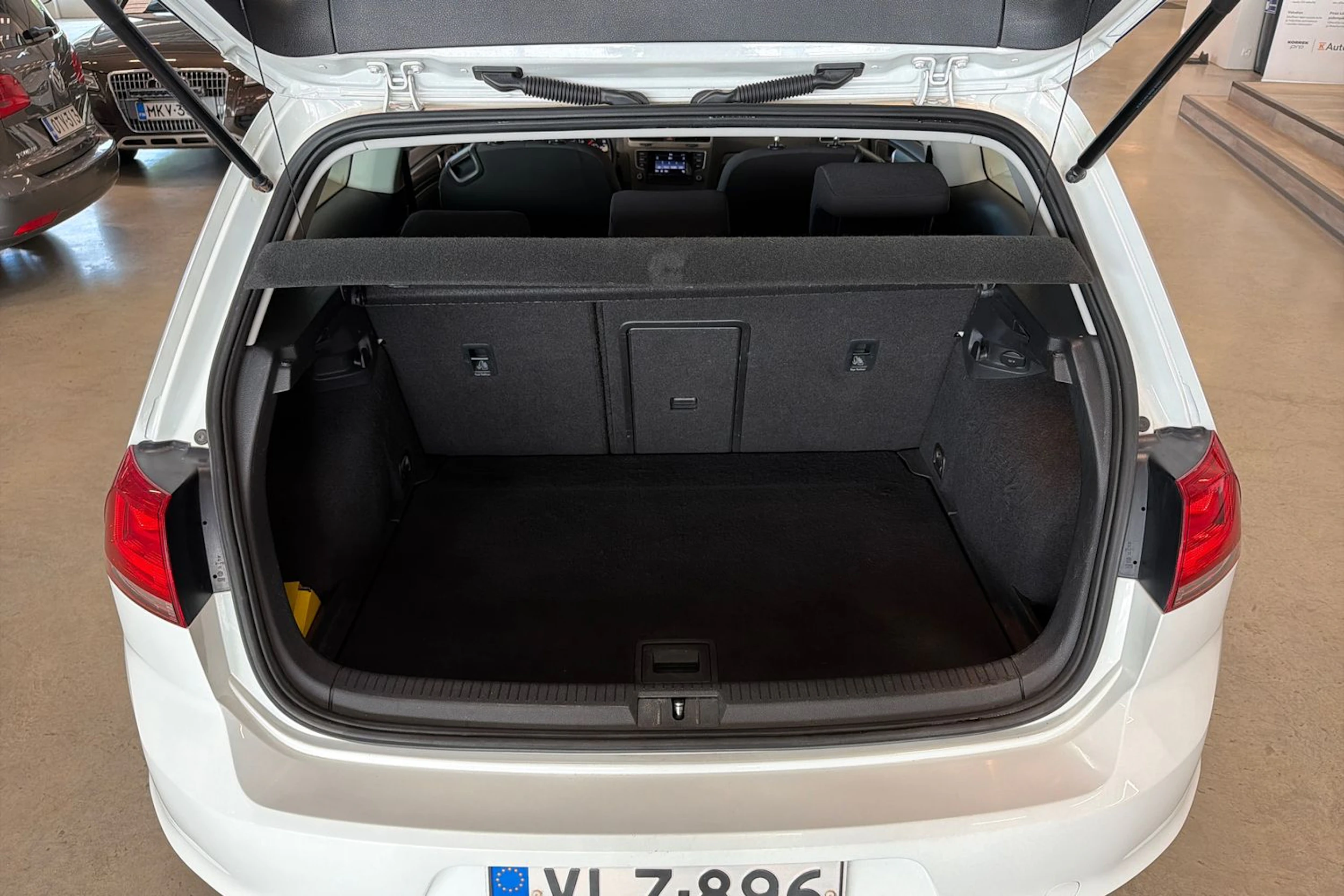 valkoinen Volkswagen Golf 2013 kuva 21.