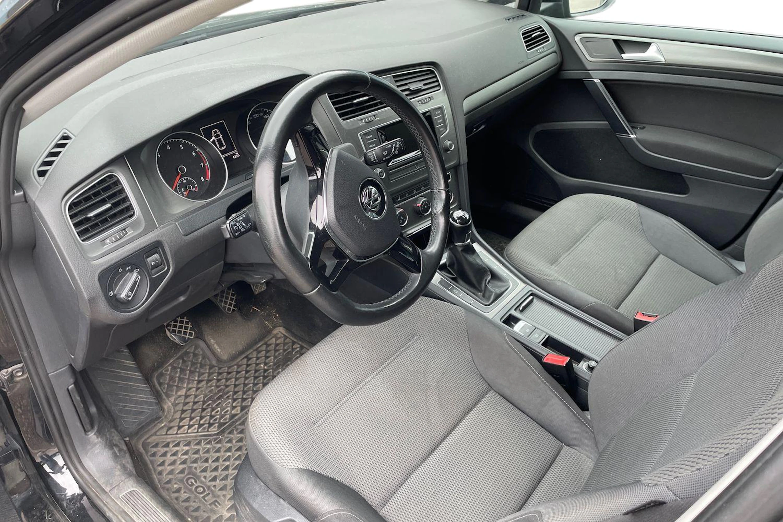 musta Volkswagen Golf 2013 kuva 3.